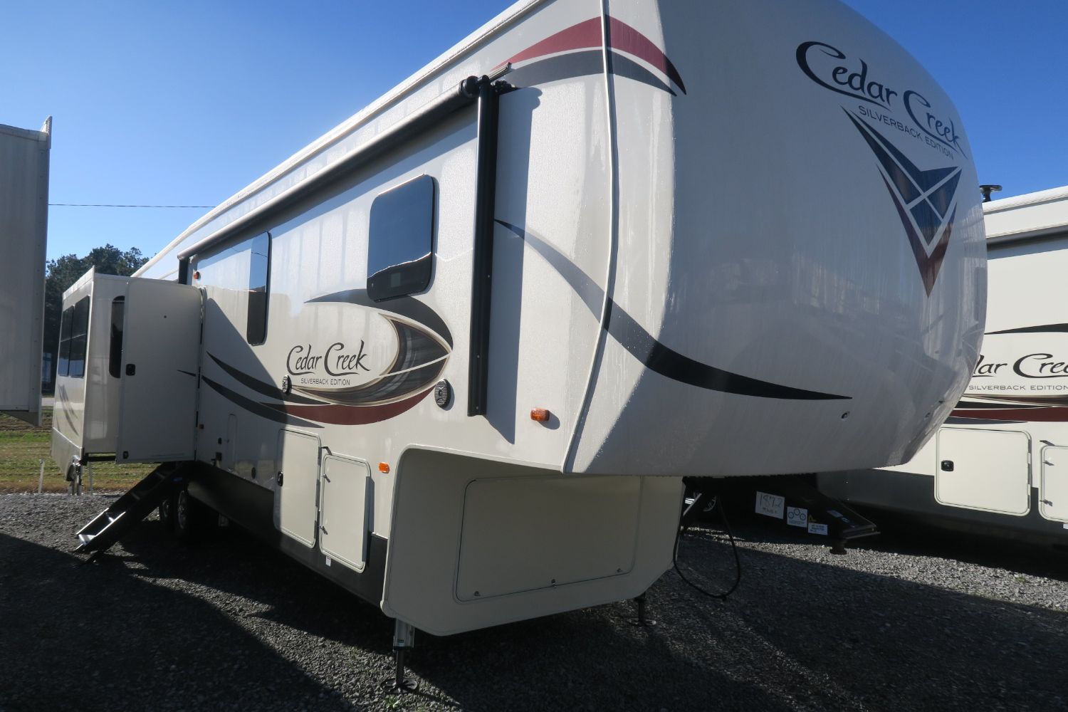 NEW 2019 CEDAR CREEK SILVERBACK EDITION 37MBH Overview Berryland