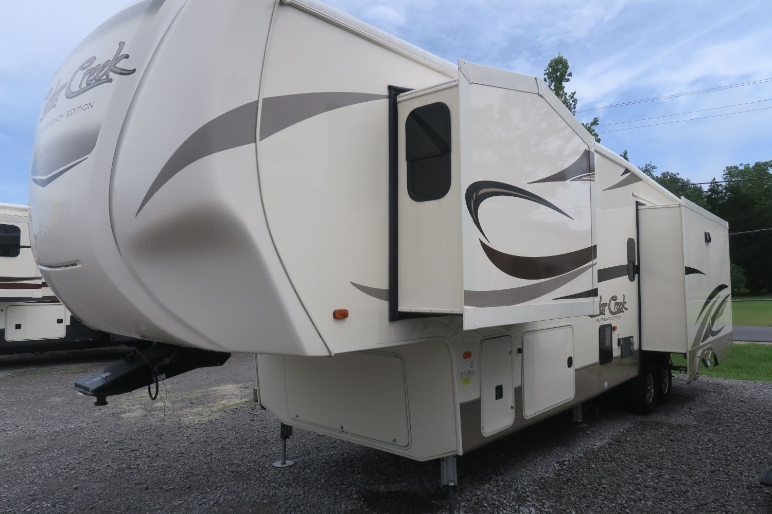 USED 2017 CEDAR CREEK SILVERBACK EDITION 35IK Overview Berryland