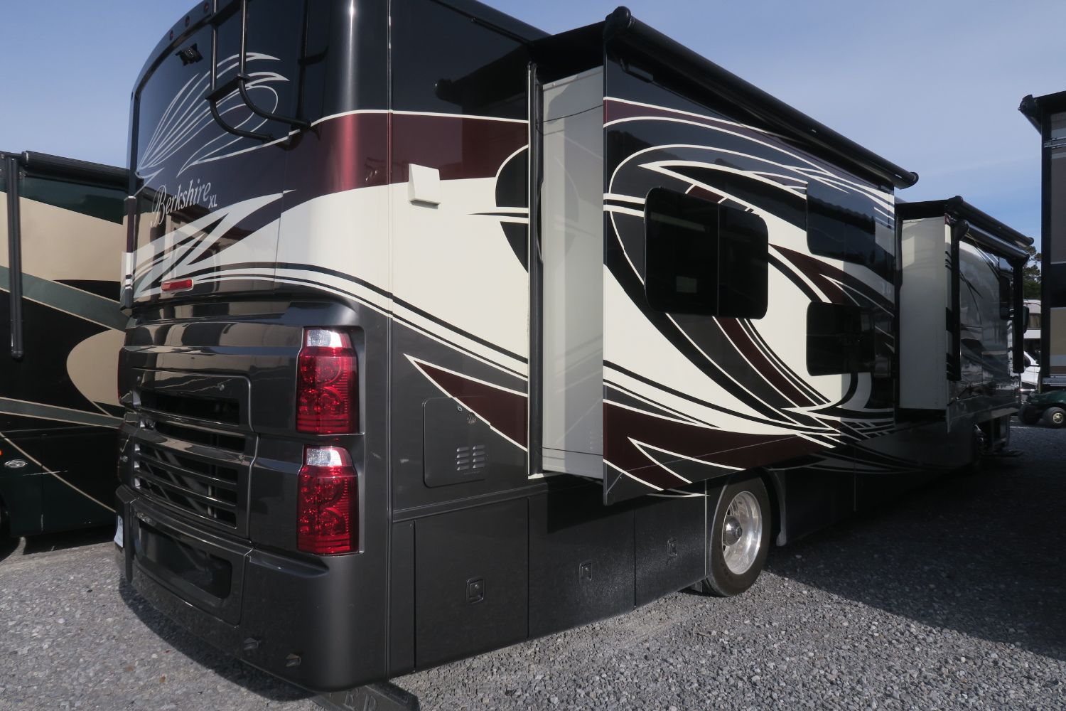 USED 2015 BERKSHIRE XL 40BH - Overview | Berryland Campers