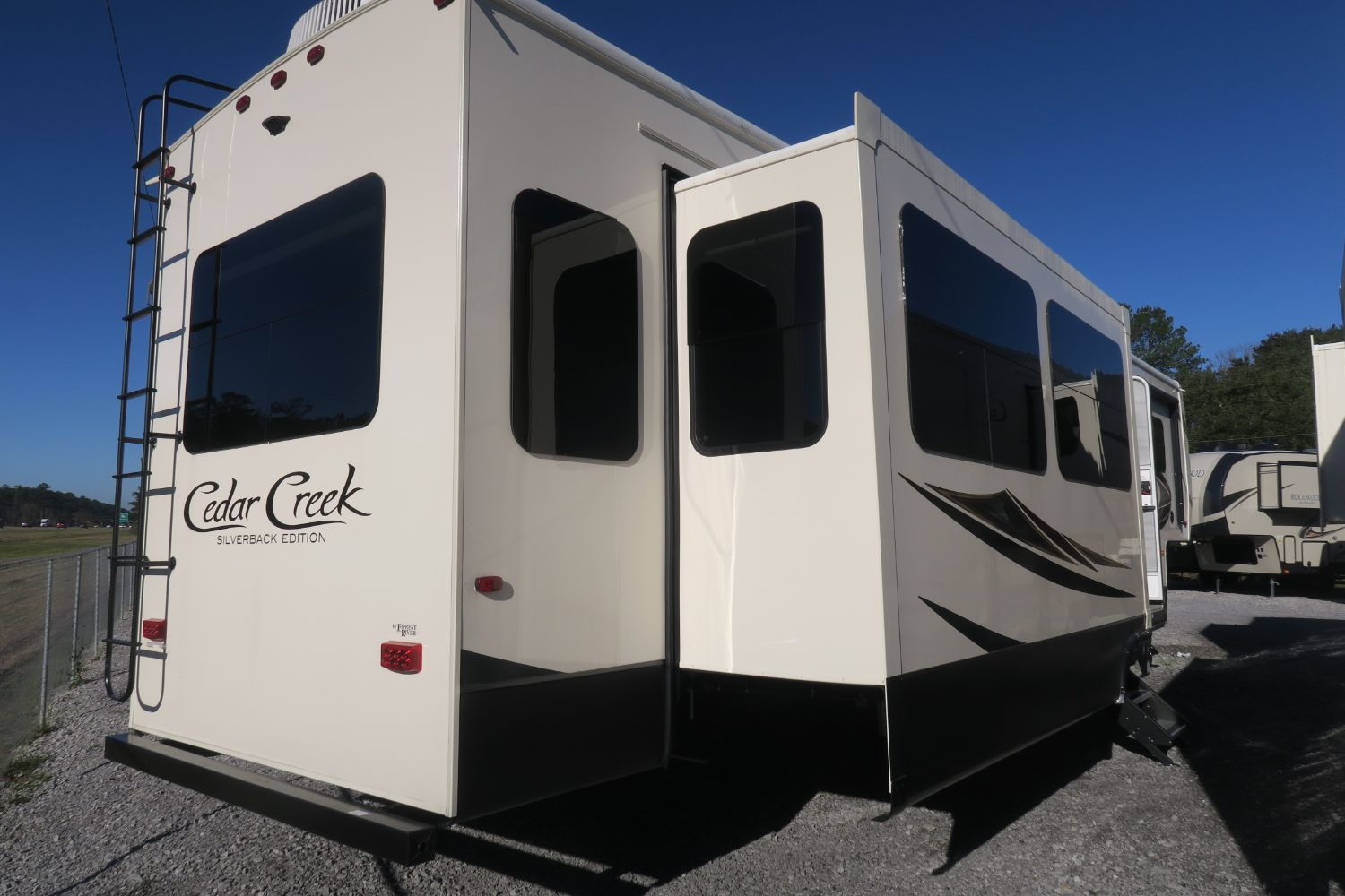 NEW 2019 CEDAR CREEK SILVERBACK EDITION 37MBH Overview Berryland