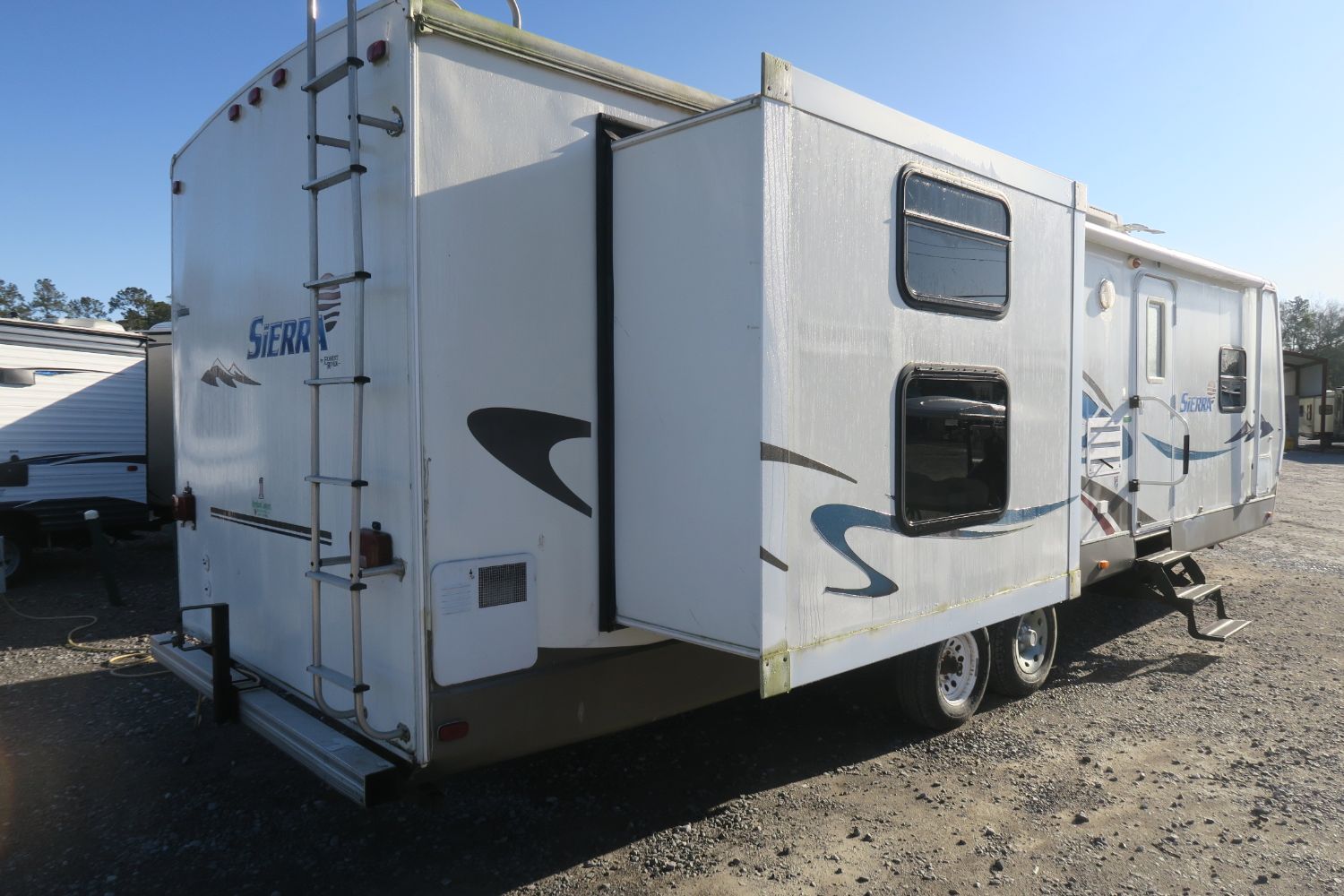 USED 2005 SIERRA BUNKHOUSE 301BHD Overview Berryland Campers