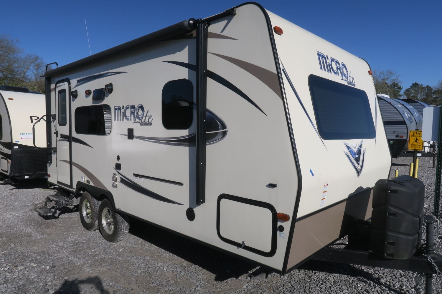 USED 2017 FLAGSTAFF MICRO LITE 21FBRS - Overview | Berryland Campers 2017 Flagstaff Micro Lite 21fbrs For Sale