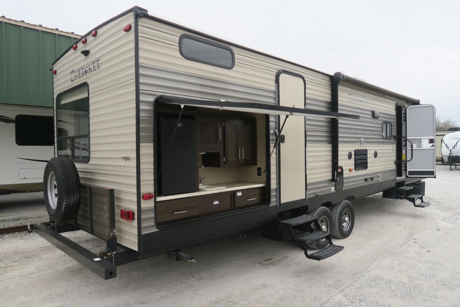 USED 2017 CHEROKEE GREY WOLF 294BH Overview Berryland Campers