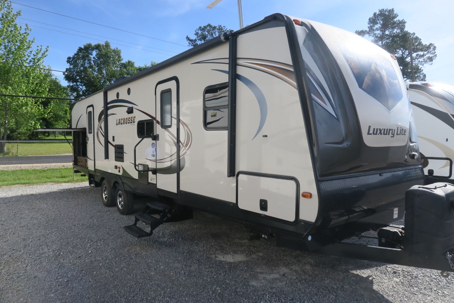 USED 2015 LACROSSE 318BHS Overview Berryland Campers