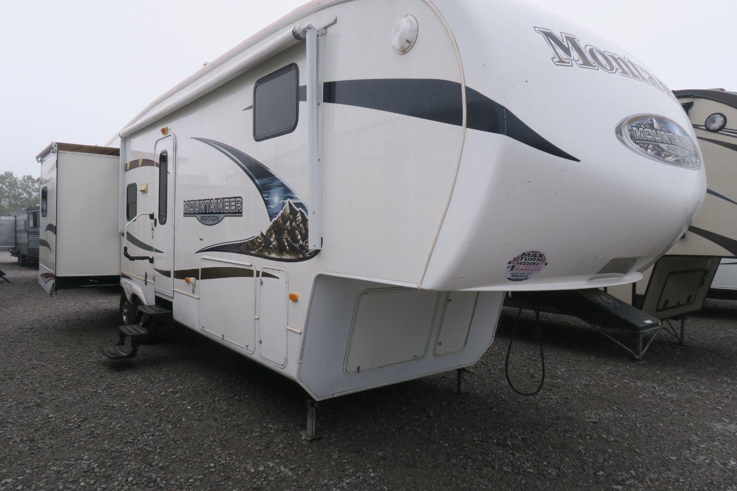 USED 2011 MONTANA MOUNTAINEER 326RLT - Overview | Berryland Campers