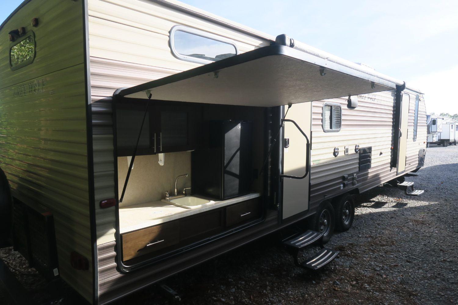 USED 2017 CHEROKEE GREY WOLF 29TE Overview Berryland Campers