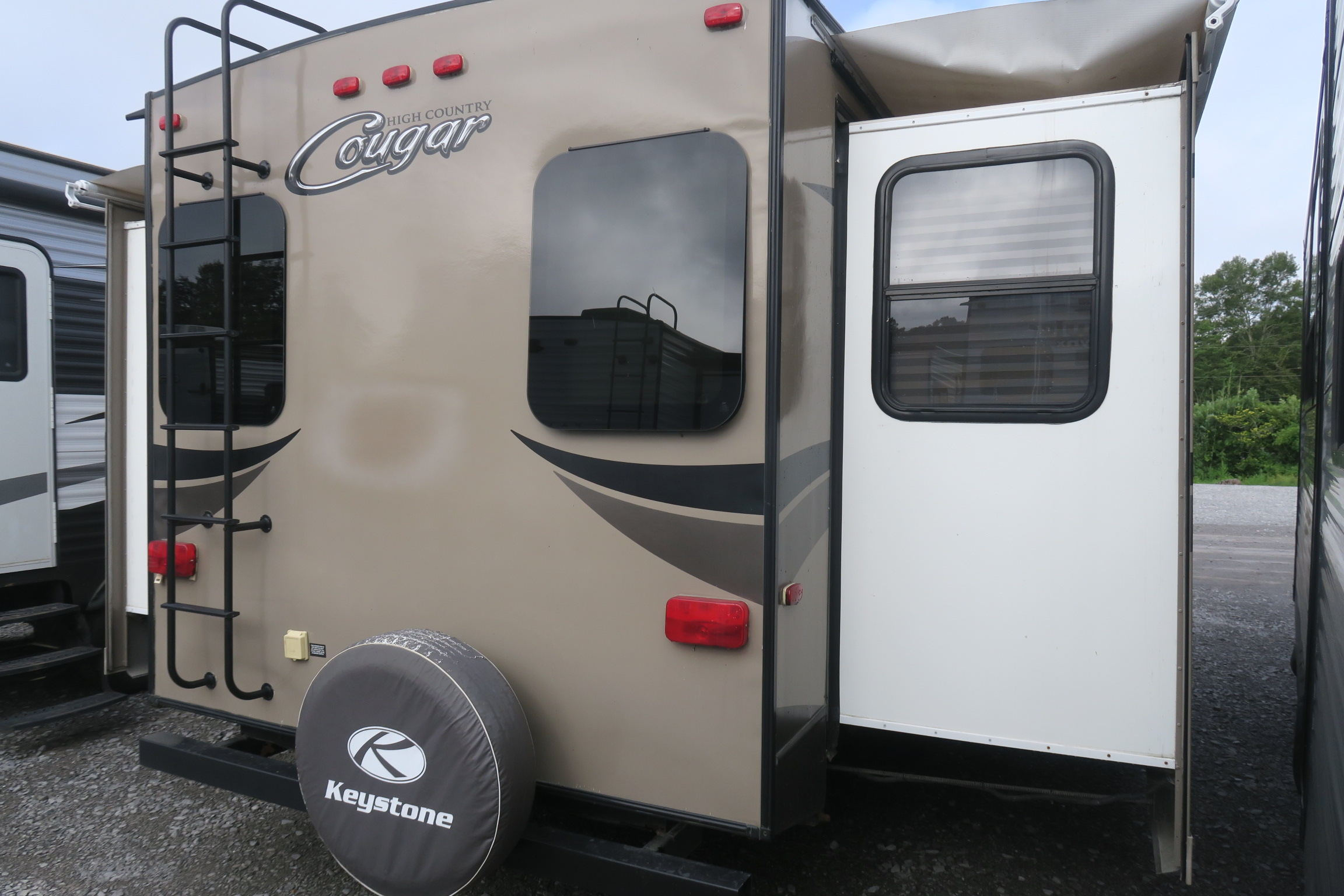 USED 2014 COUGAR HIGH COUNTRY 29RET - Overview | Berryland Campers