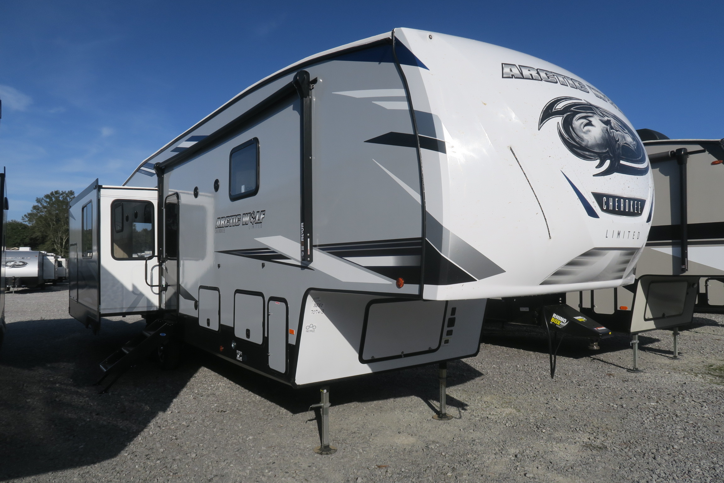 NEW 2021 CHEROKEE ARCTIC WOLF 3550SUITE - Overview | Berryland Campers