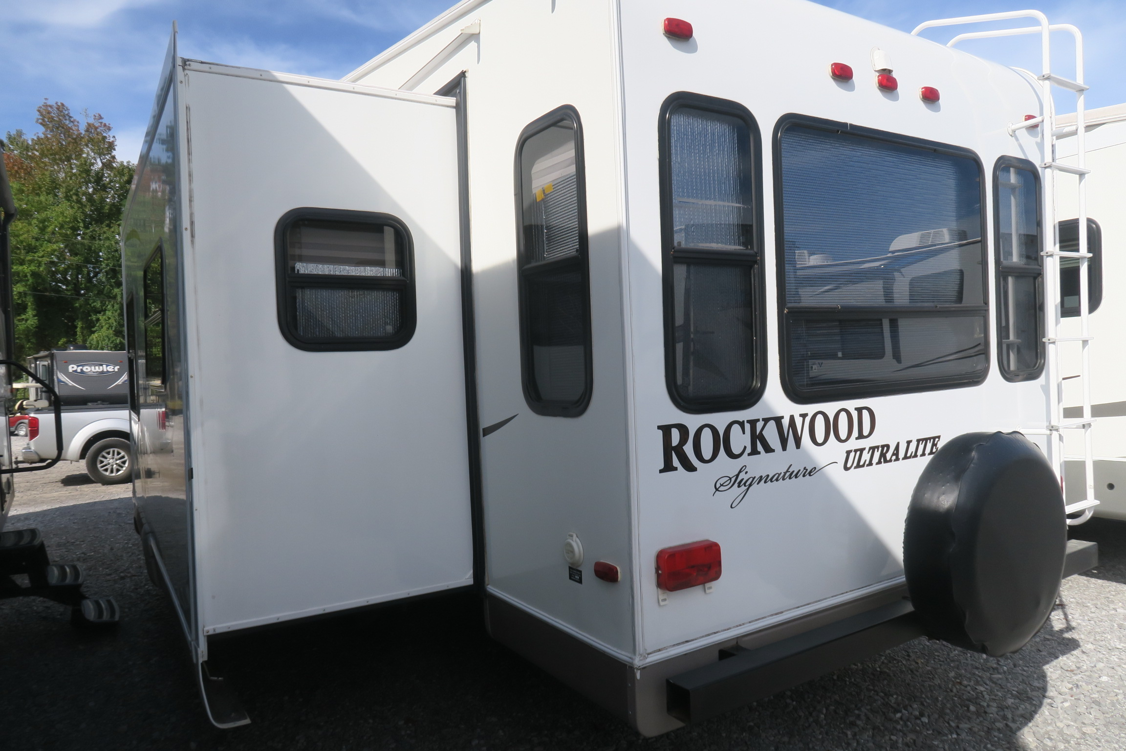 USED 2010 ROCKWOOD SIGNATURE ULTRA LITE 8285RLS Overview Berryland