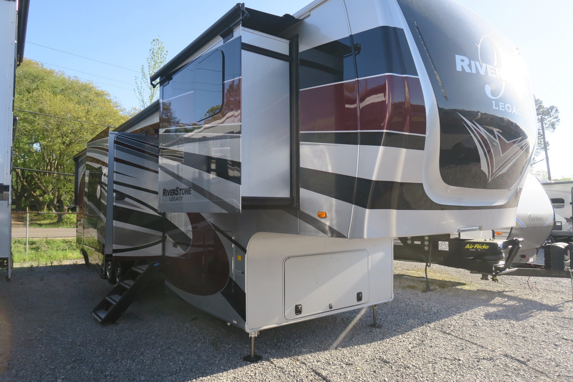 NEW 2021 RIVERSTONE LEGACY 42FSKG Overview Berryland Campers