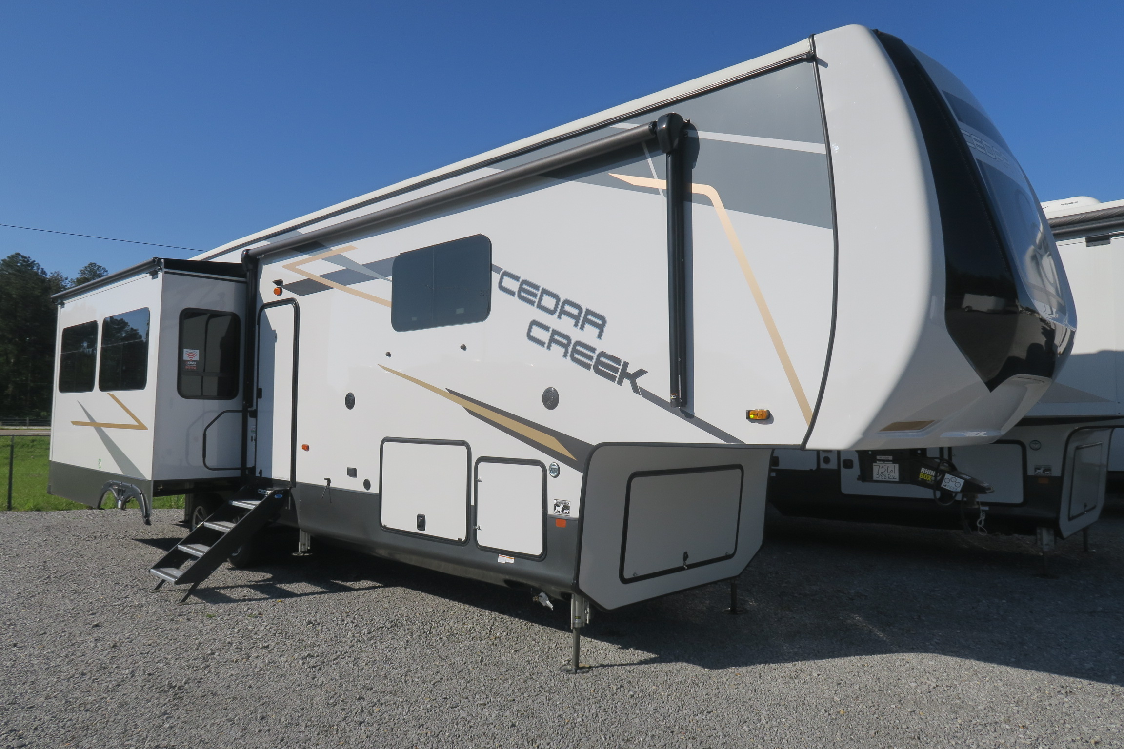 New Forest River Cedar Creek Champagne Edition Fifth Wheel Towables