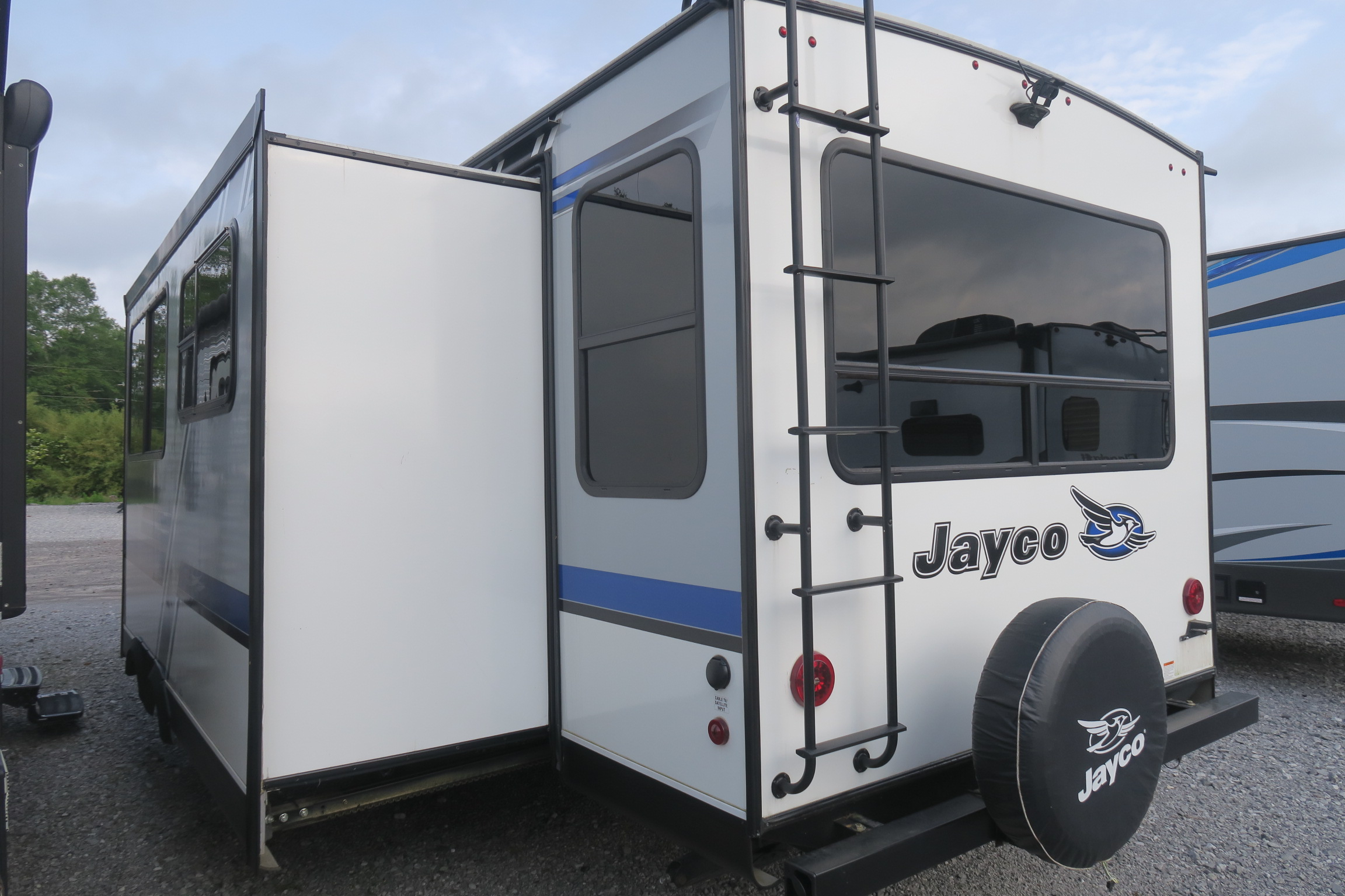 used-2020-jay-feather-27rl-overview-berryland-campers