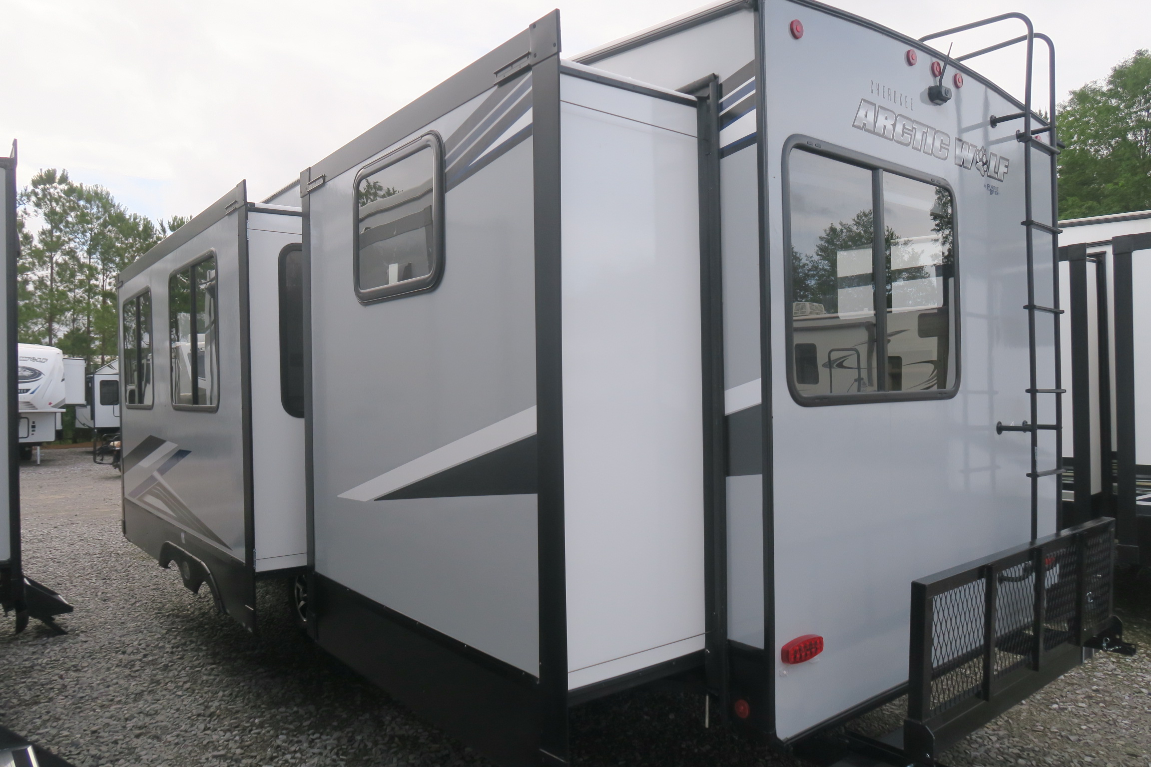 NEW 2021 CHEROKEE ARCTIC WOLF 321BH - Overview | Berryland Campers