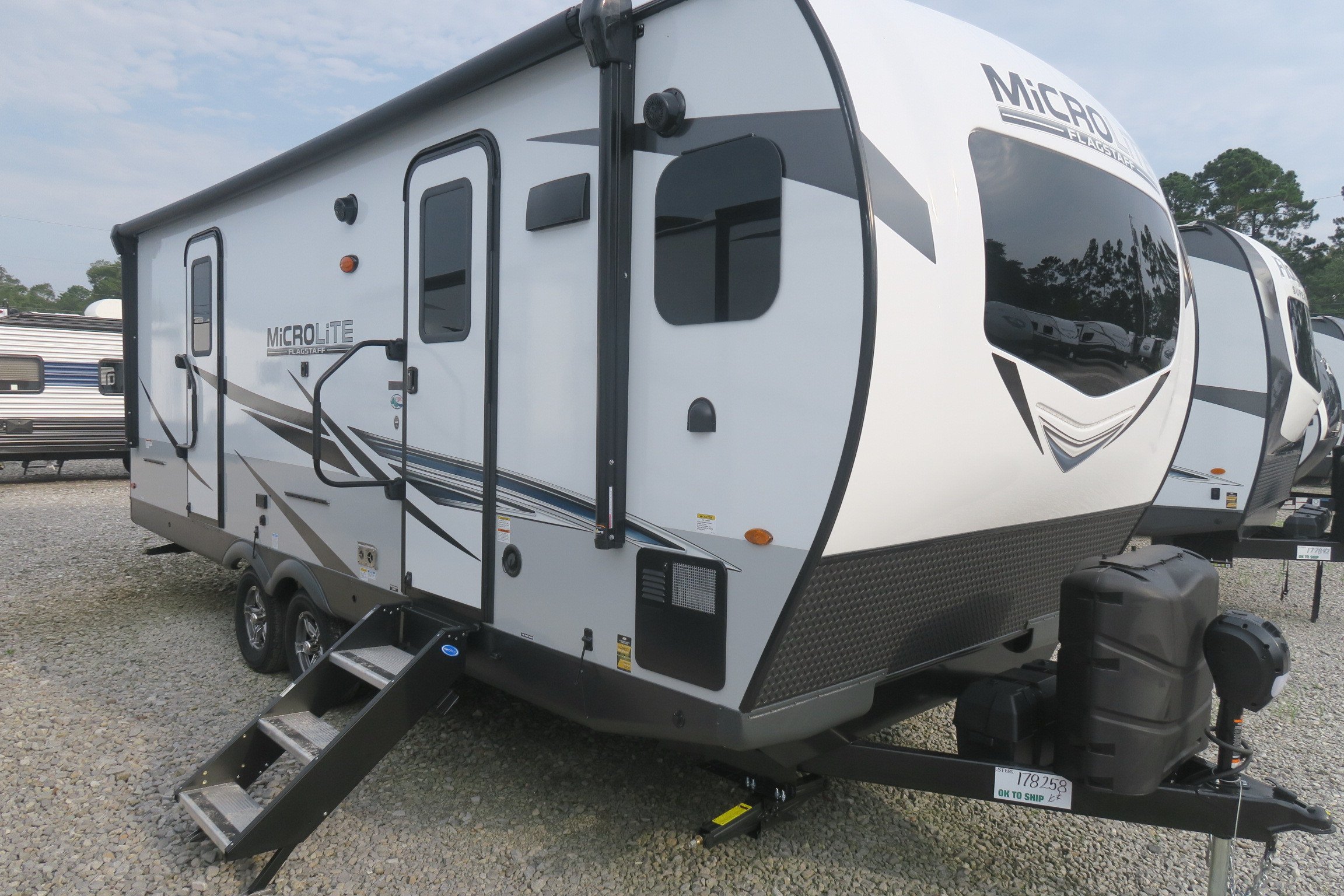 NEW 2022 FLAGSTAFF MICRO LITE 25FKBS - Overview | Berryland Campers