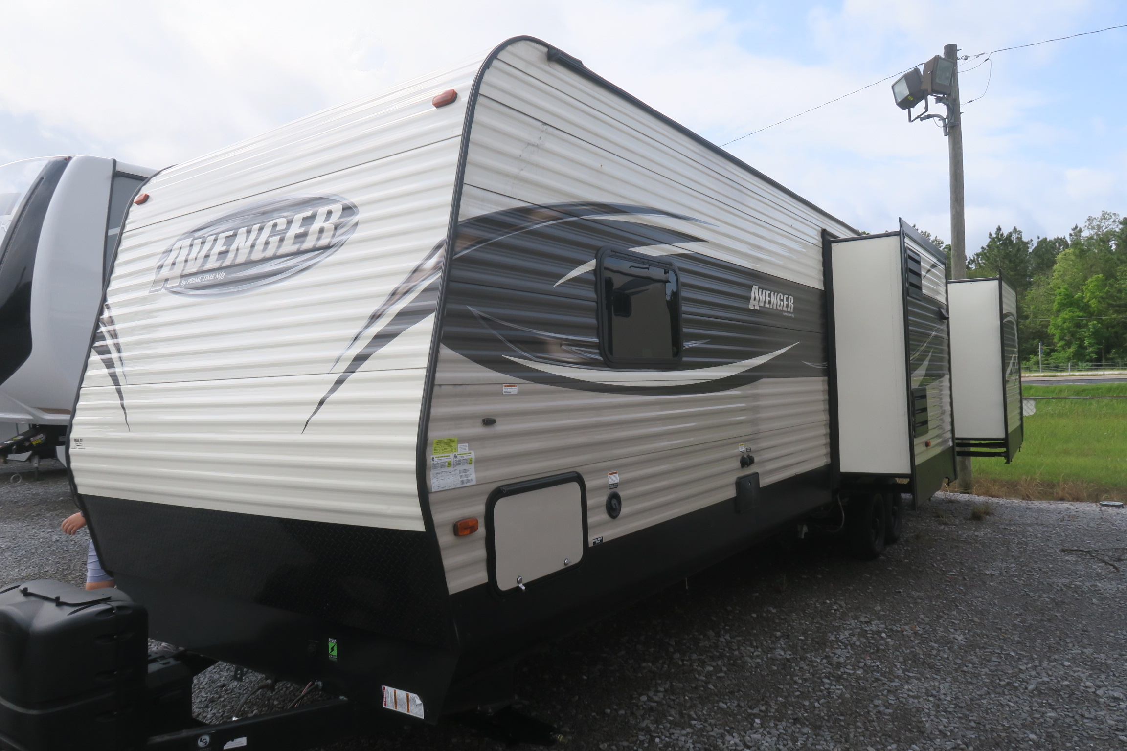 USED 2018 AVENGER 32QBT Overview Berryland Campers