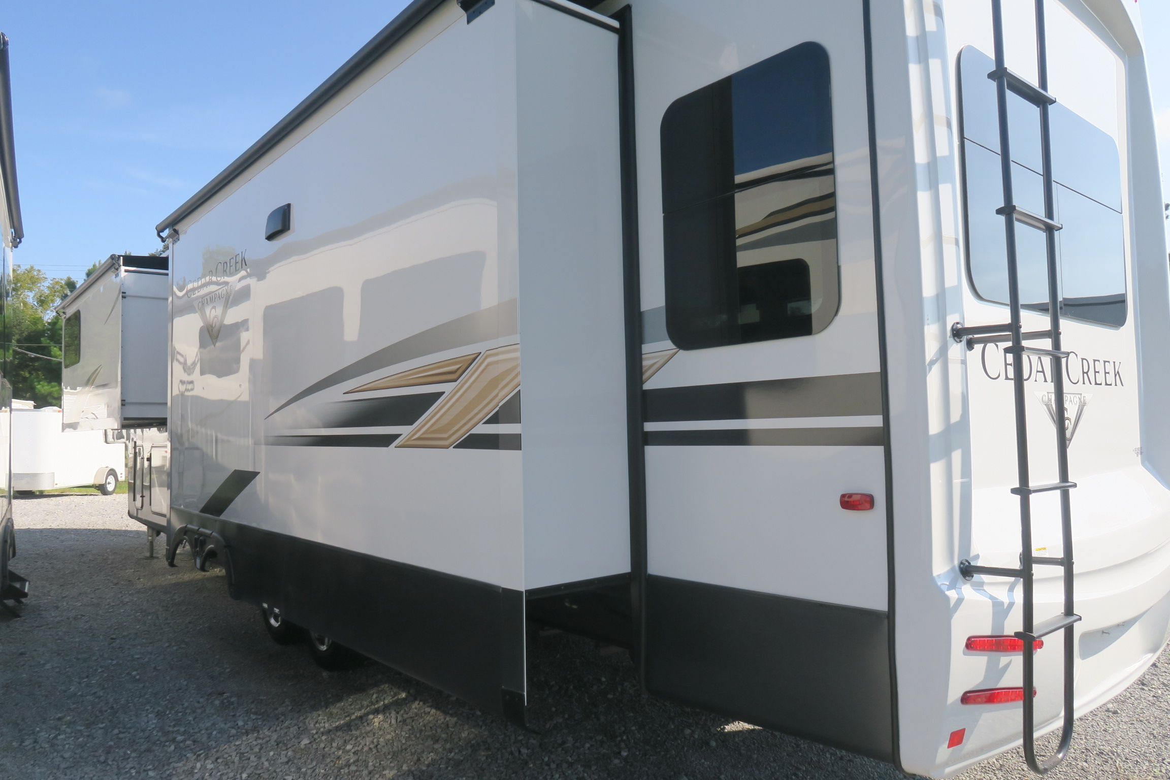 NEW 2021 CEDAR CREEK CHAMPAGNE EDITION 38EBS Overview Berryland Campers
