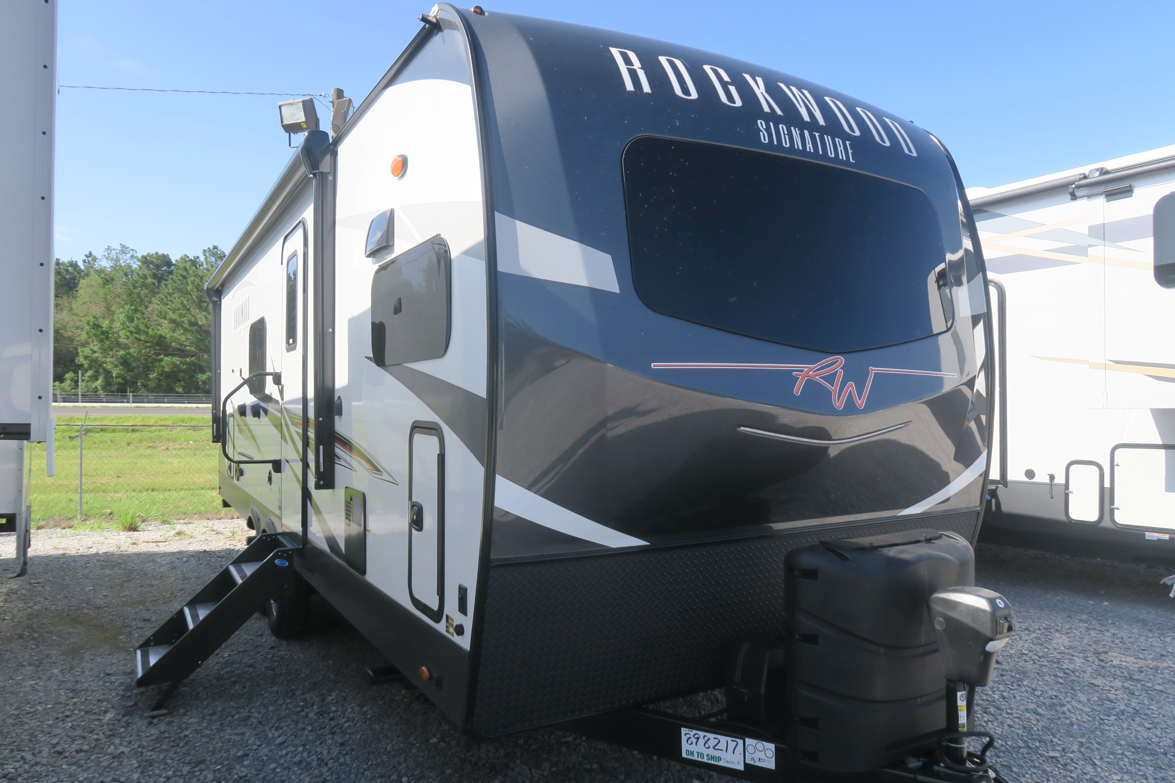 NEW 2022 ROCKWOOD SIGNATURE ULTRA LITE 8263MBR Overview Berryland
