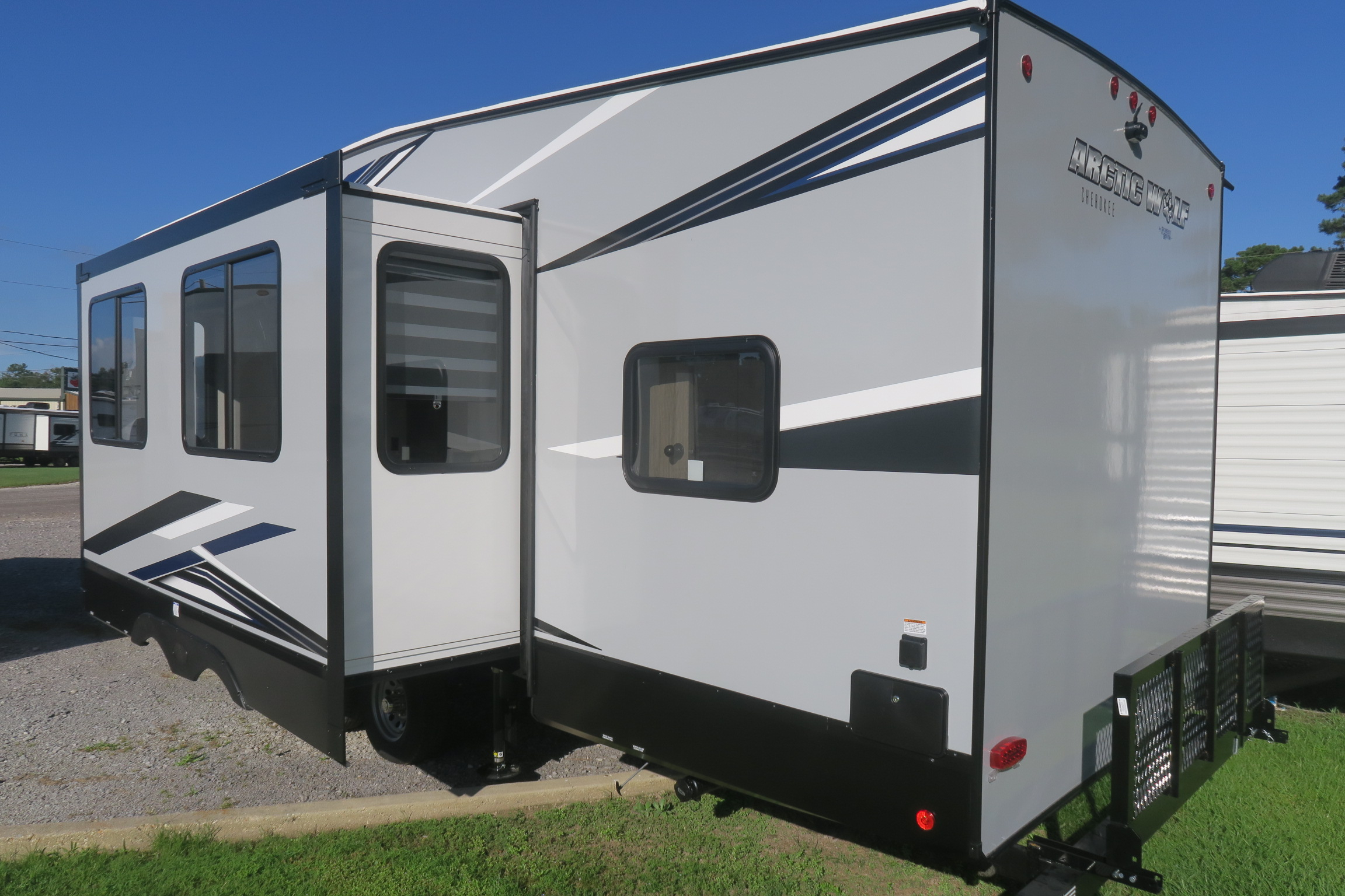 NEW 2022 CHEROKEE ARCTIC WOLF 287BH - Overview | Berryland Campers