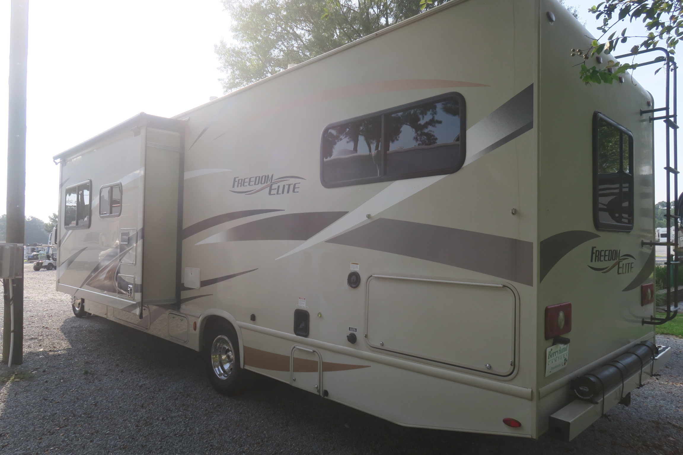 USED 2017 FREEDOM ELITE 30FE Overview Berryland Campers