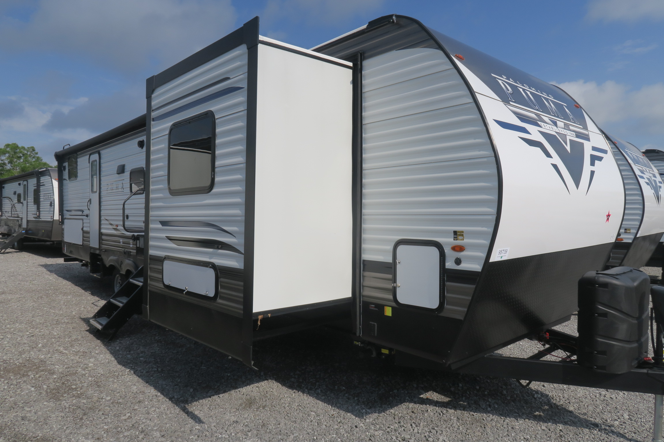 NEW 2022 PUMA 32BHQS - Overview | Berryland Campers