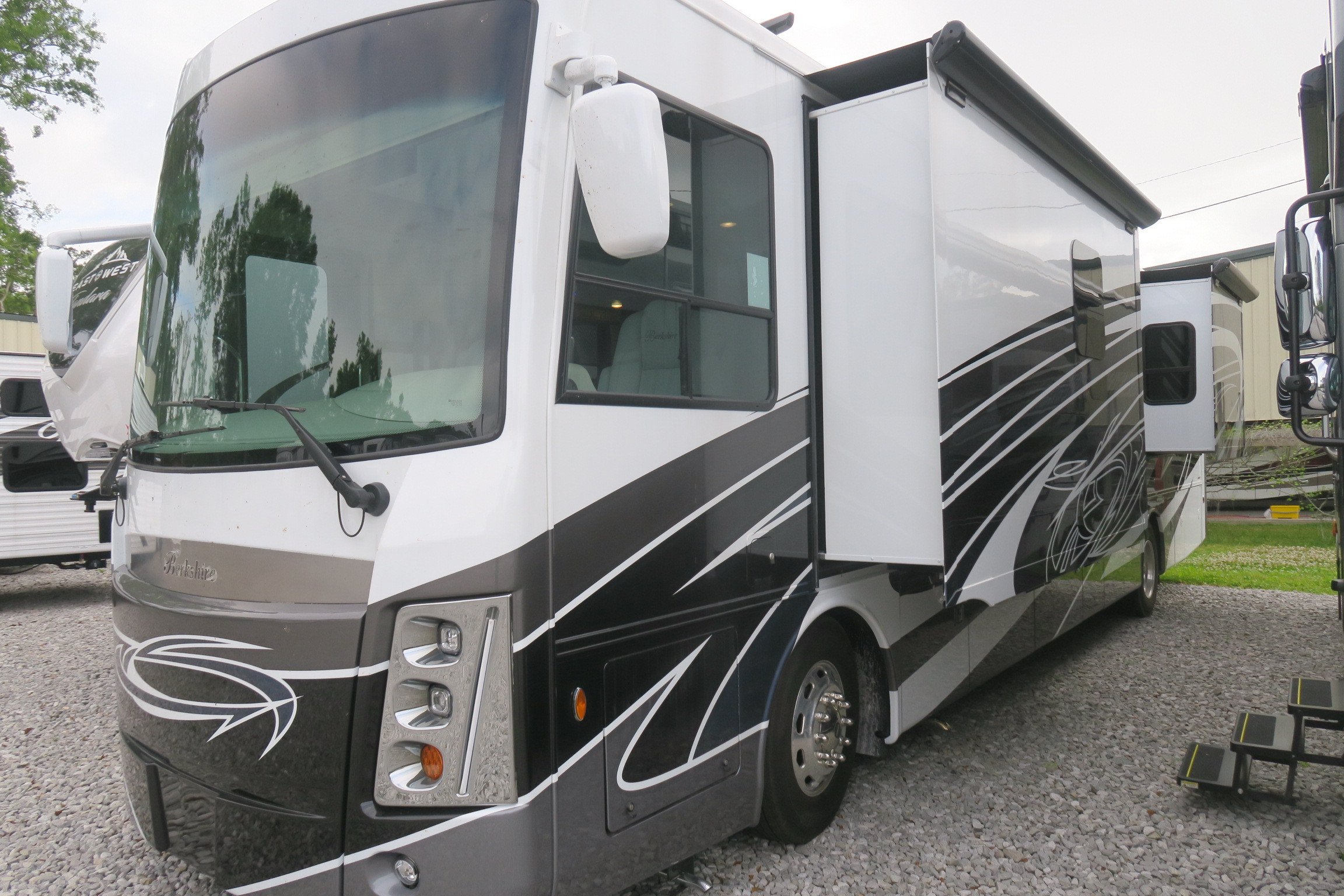 NEW 2022 BERKSHIRE XL 40E Overview Berryland Campers