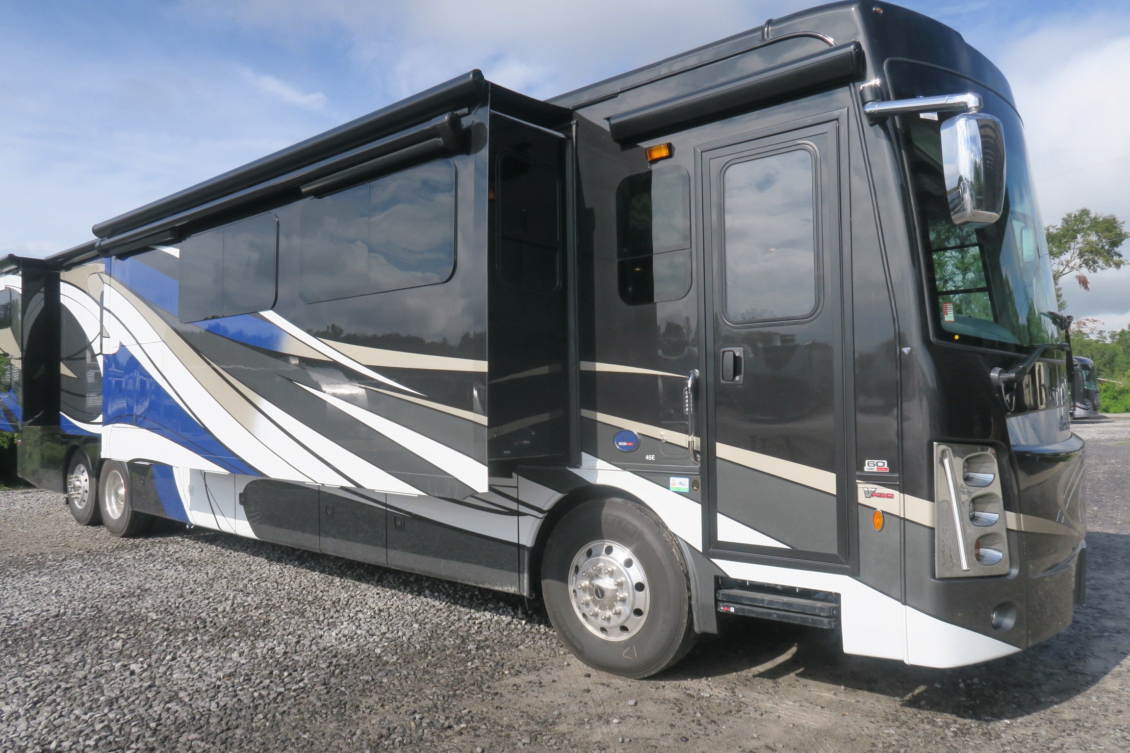 NEW 2022 BERKSHIRE XLT 45E - Overview | Berryland Campers