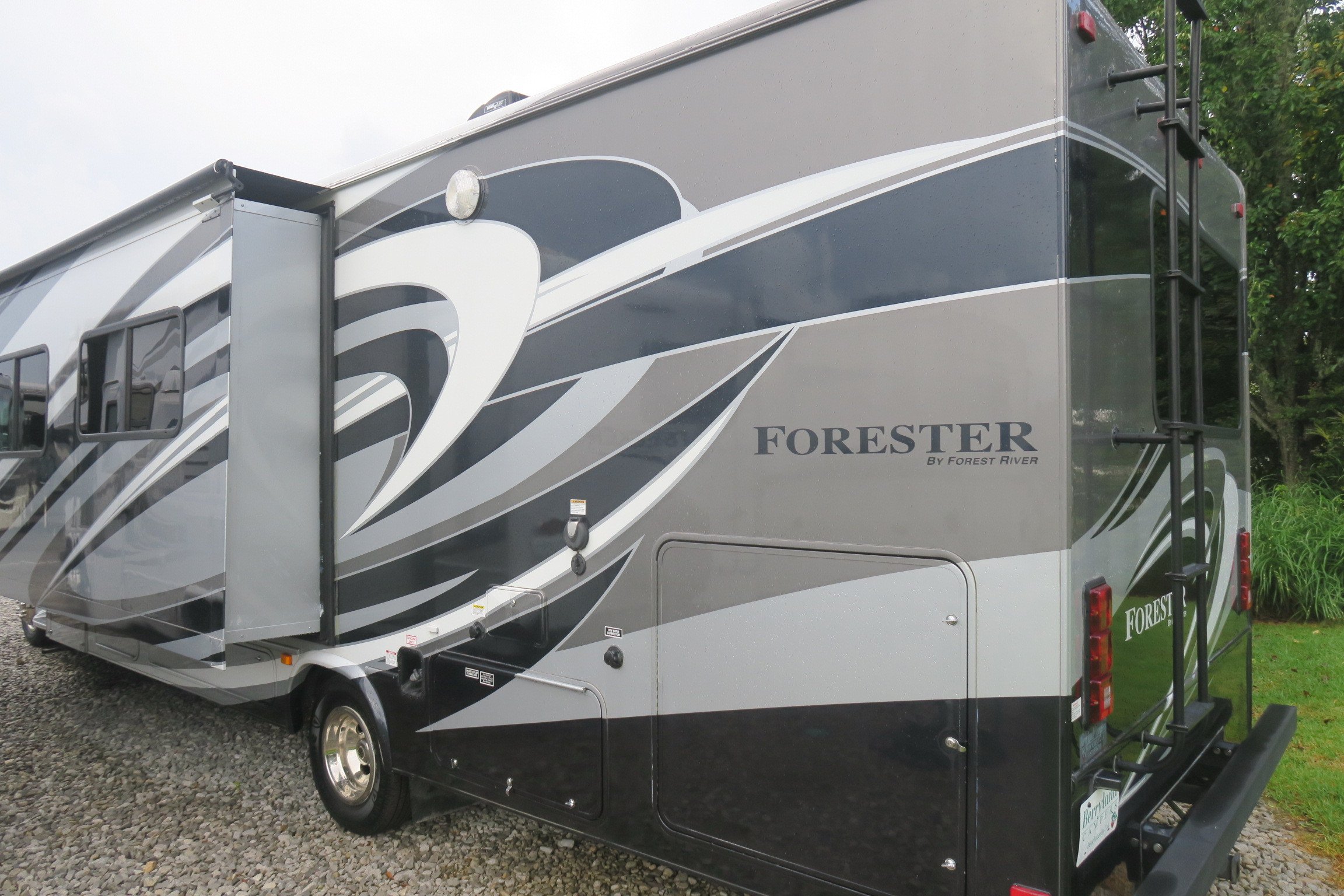 USED 2015 FORESTER 3011DS - Overview | Berryland Campers