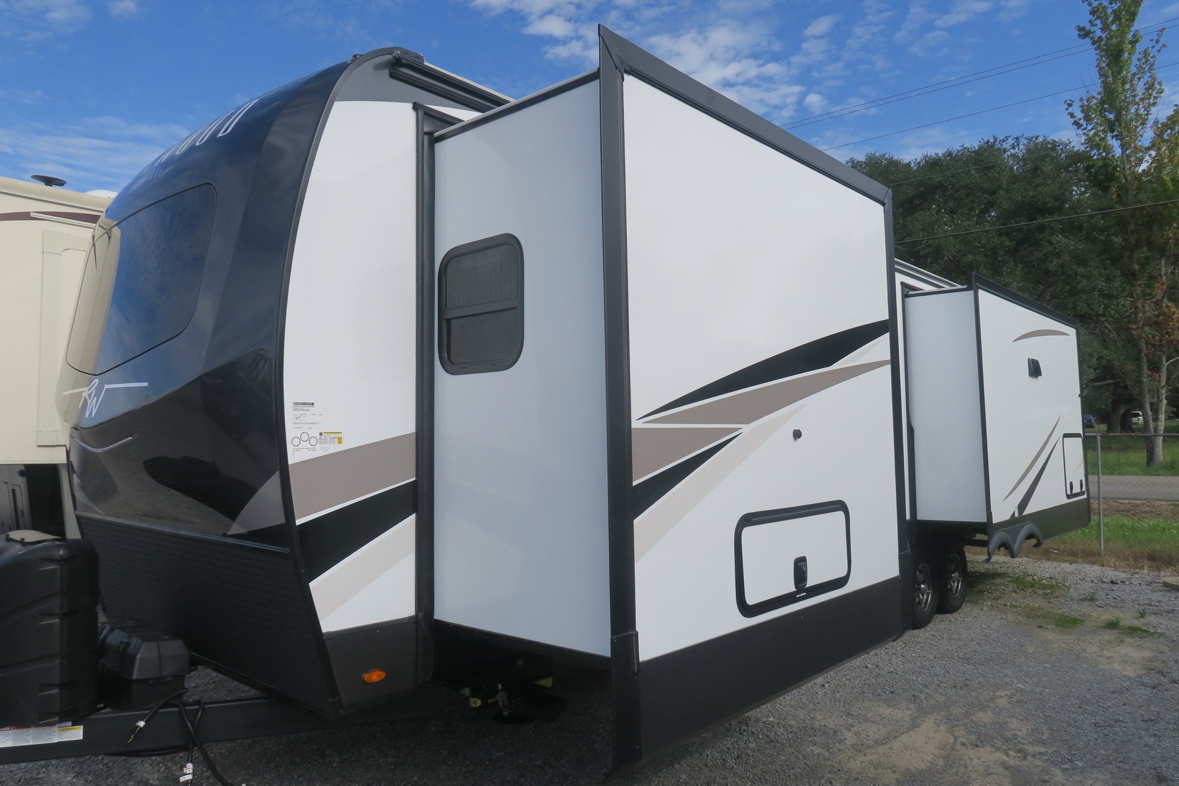 NEW 2023 ROCKWOOD SIGNATURE 8337RL Overview Berryland Campers