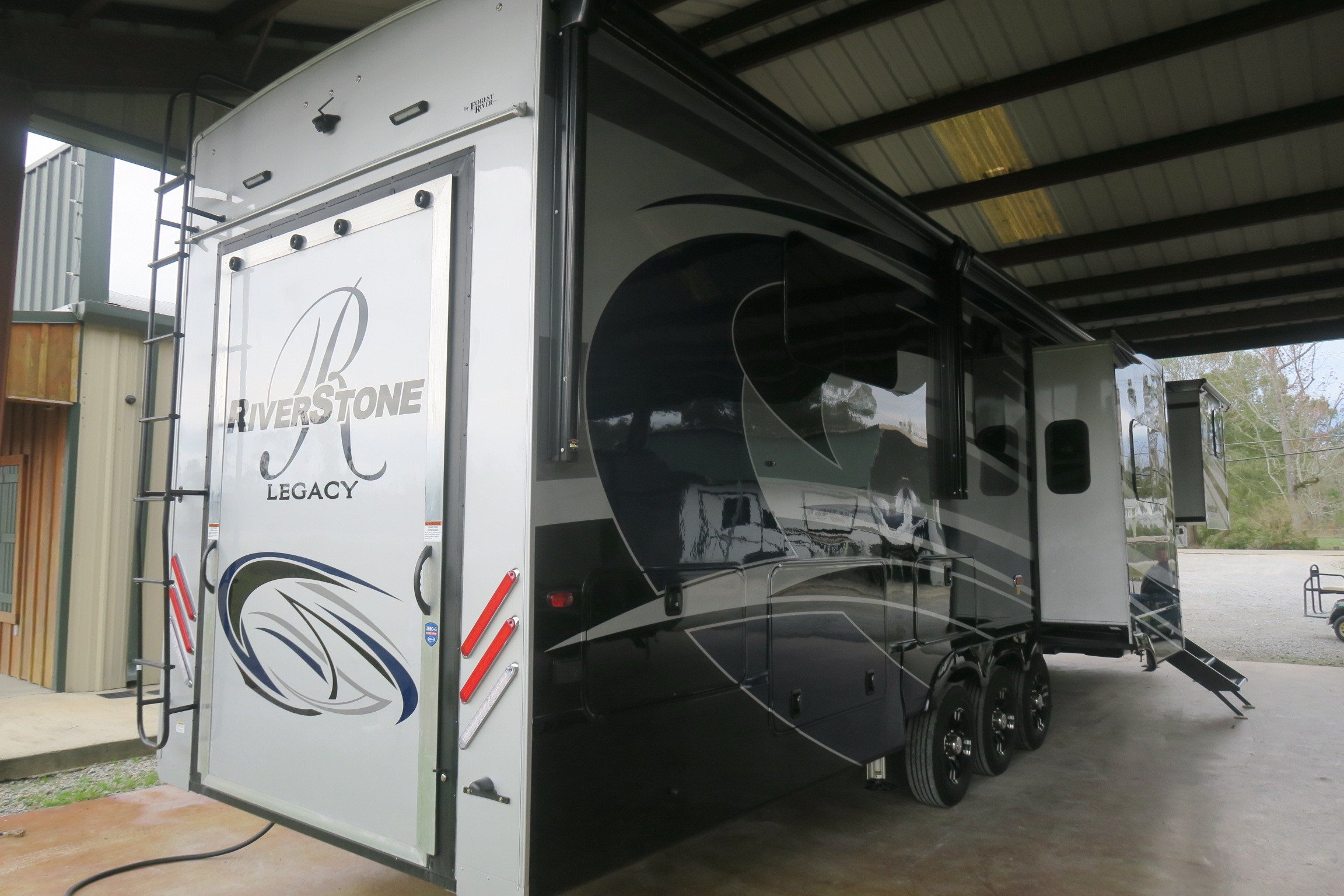 NEW 2023 RIVERSTONE LEGACY 42FSKG - Overview | Berryland Campers