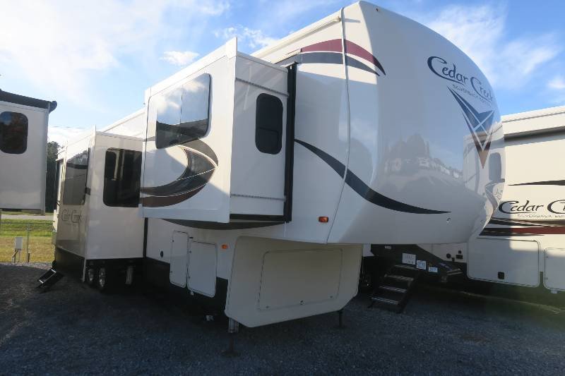 NEW 2019 CEDAR CREEK SILVERBACK EDITION 37RTH Overview Berryland