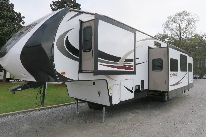 USED 2016 HEARTLAND SUNDANCE 3700RLB - Overview | Berryland Campers