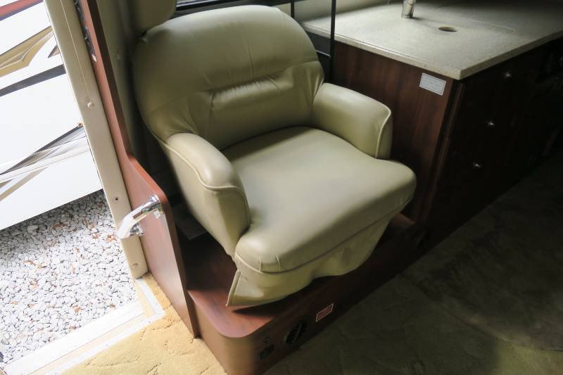 USED 2004 COACH HOUSE PLATINUM 272XL Overview Berryland Campers