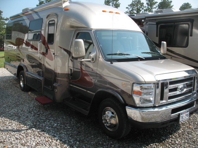 USED 2010 COACH HOUSE PLATINUM 27XL - Overview | Berryland Campers