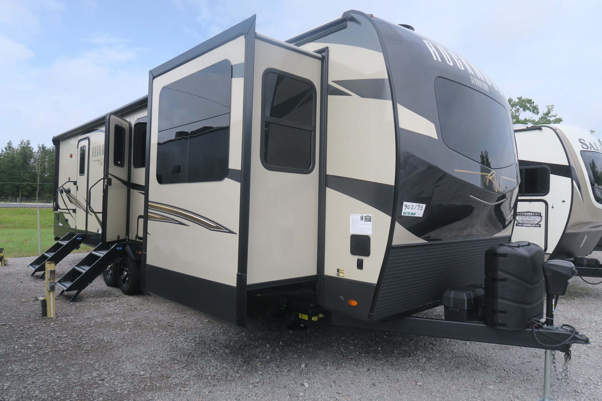 NEW 2022 ROCKWOOD SIGNATURE 8324SB - Overview | Berryland Campers