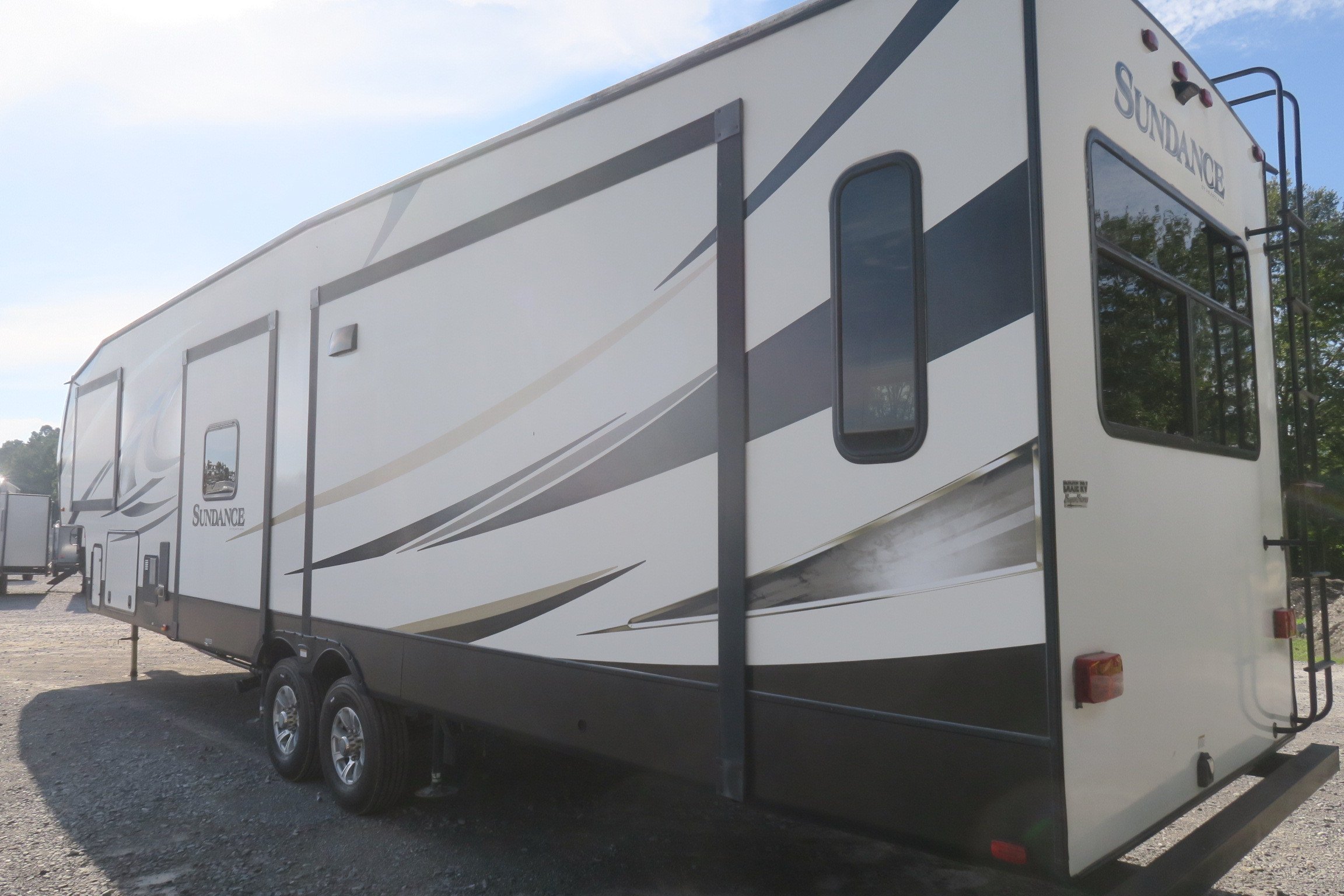 USED 2018 SUNDANCE 3710MB - Overview | Berryland Campers