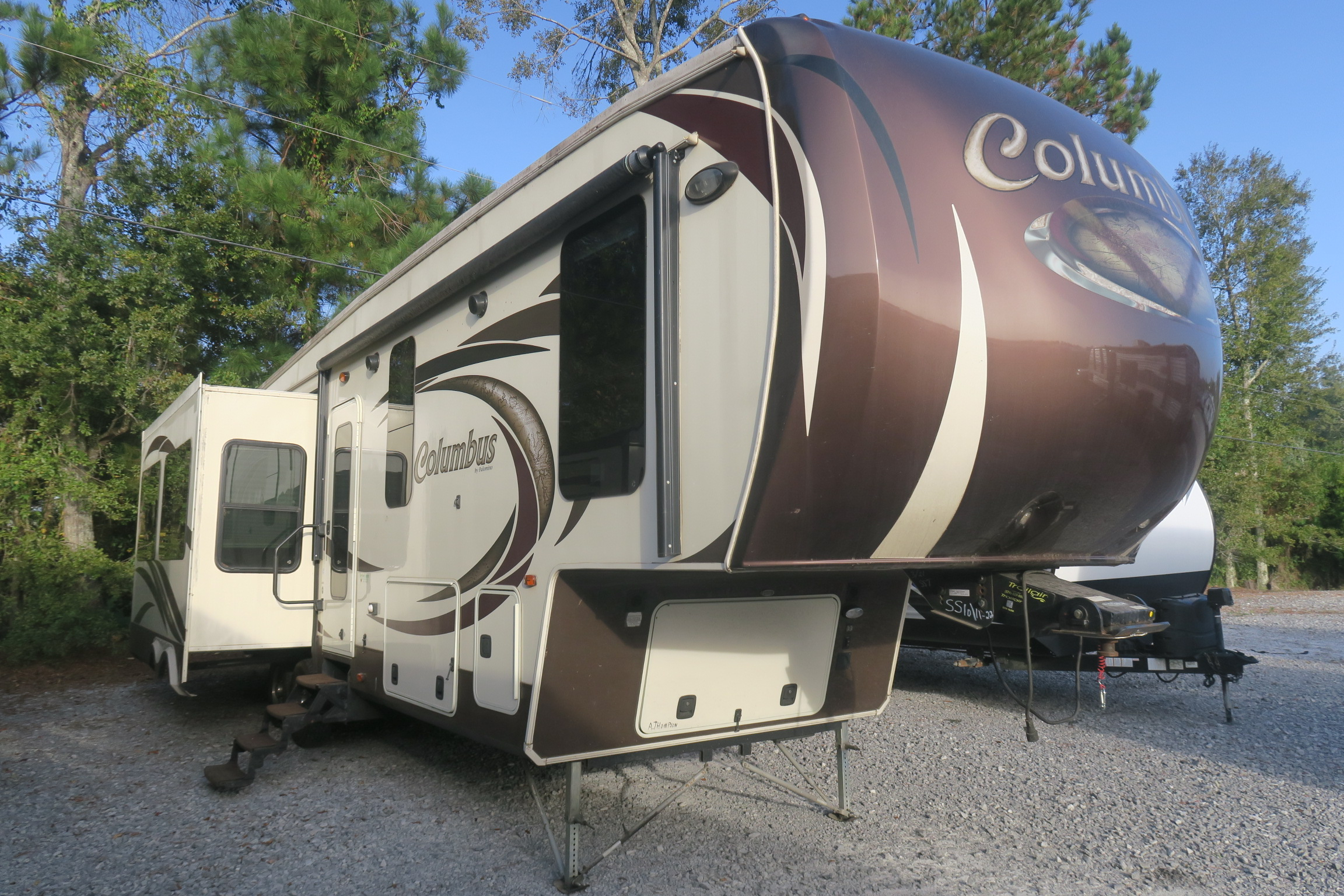 USED 2013 COLUMBUS 320RS - Overview | Berryland Campers