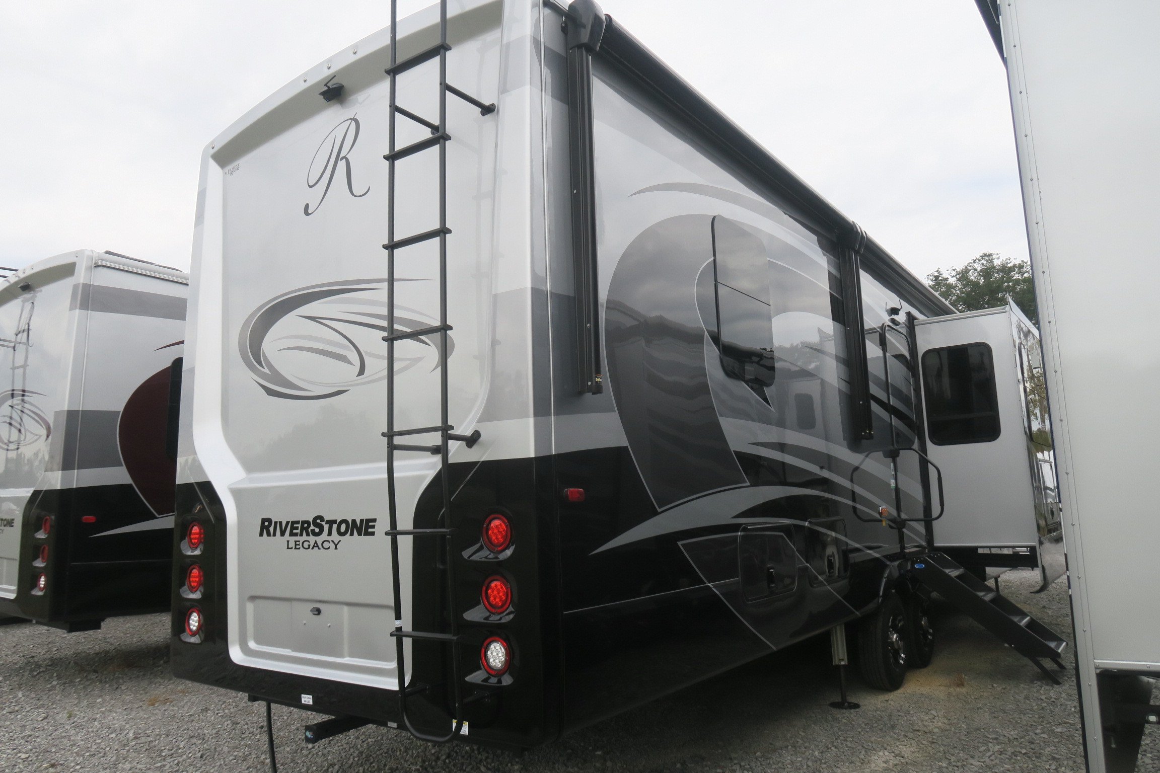 NEW 2023 RIVERSTONE LEGACY 39RBFL - Overview | Berryland Campers