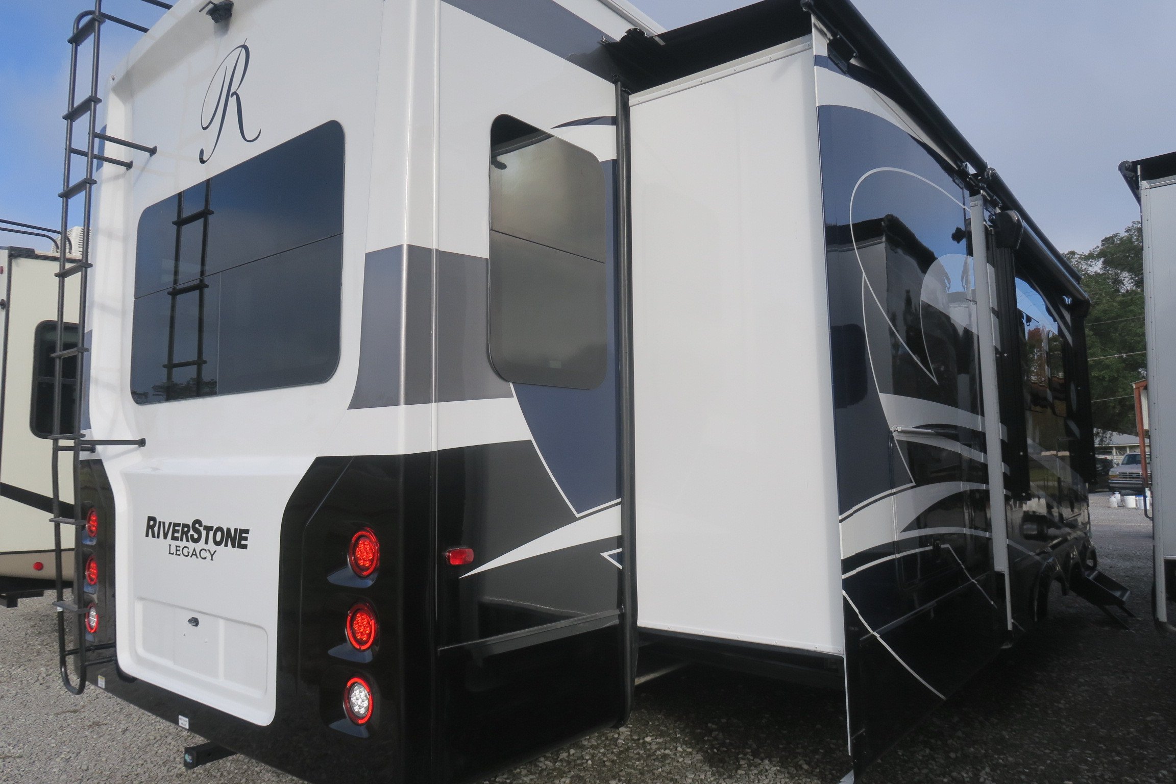 NEW 2023 RIVERSTONE 442MC Overview Berryland Campers