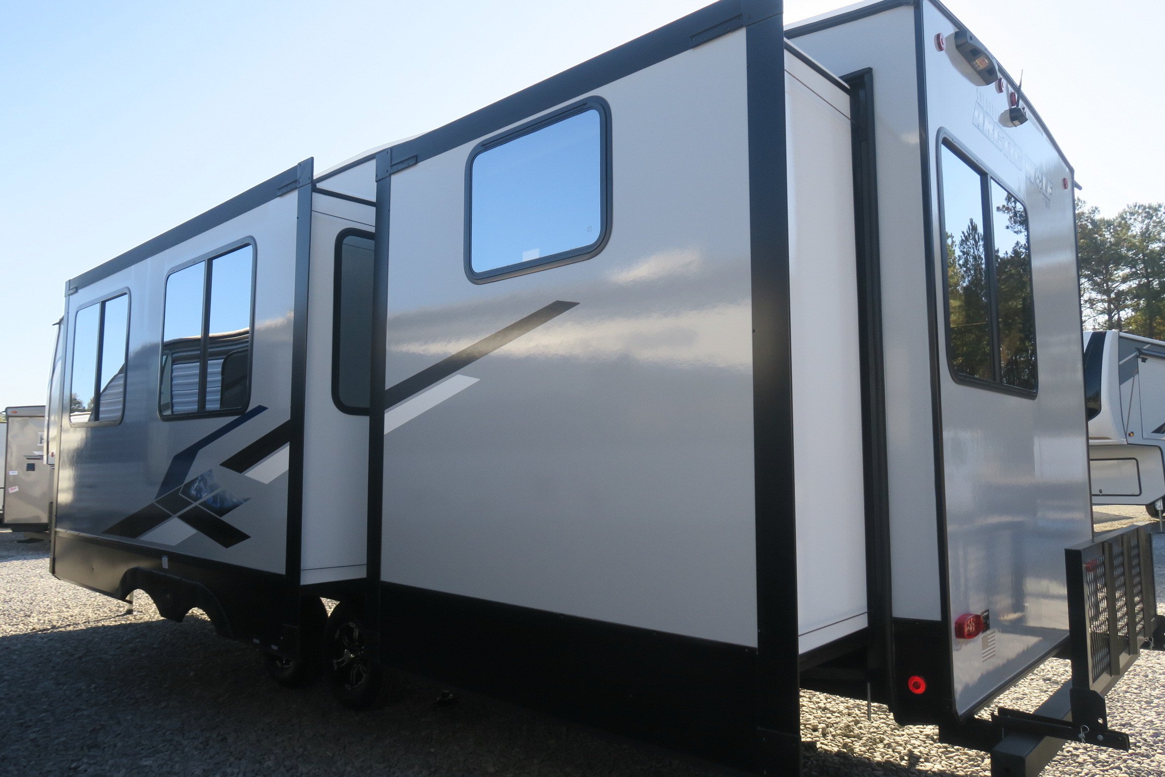 NEW 2023 CHEROKEE ARCTIC WOLF 321BH Overview Berryland Campers