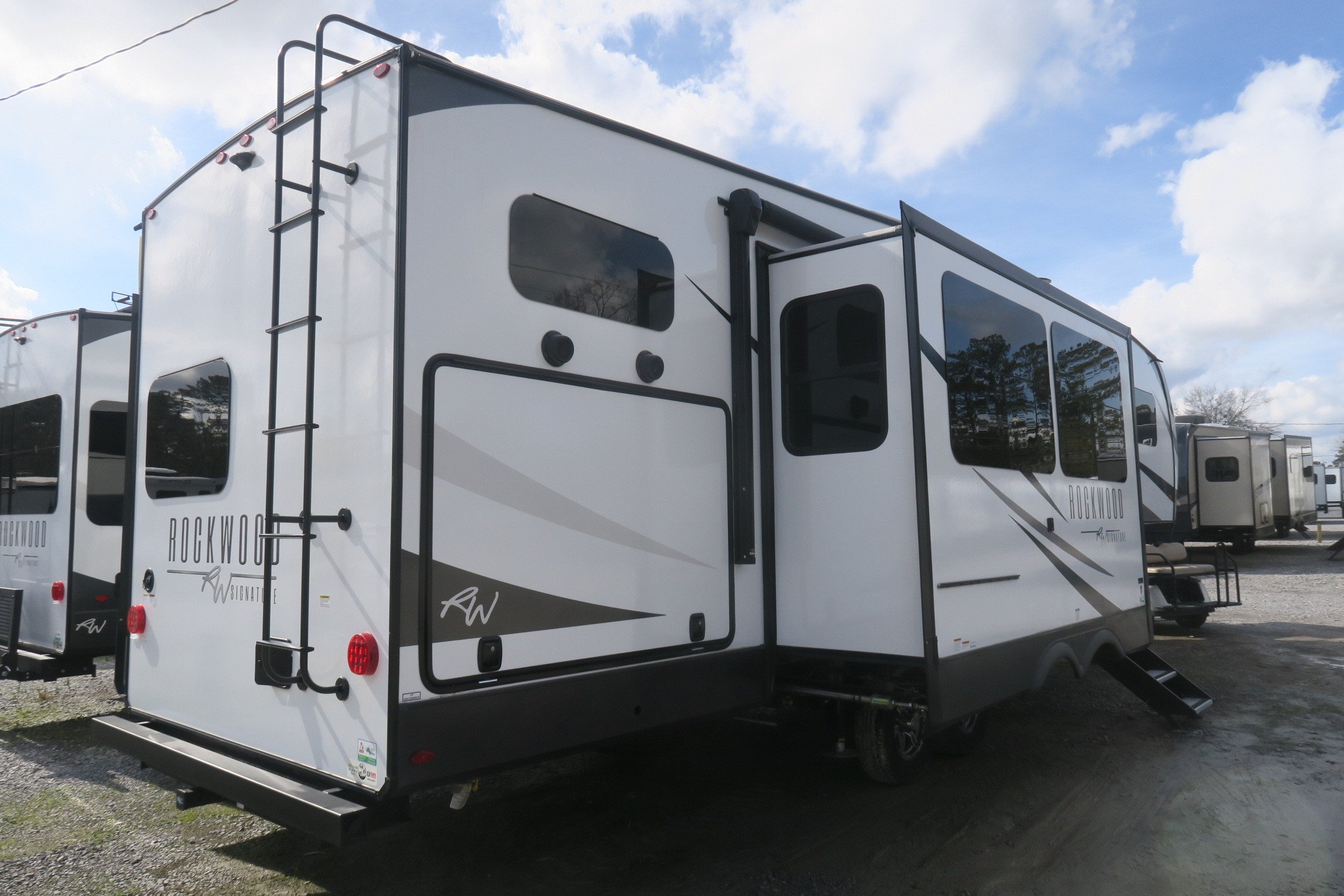 NEW 2023 ROCKWOOD SIGNATURE 2892WS Overview Berryland Campers