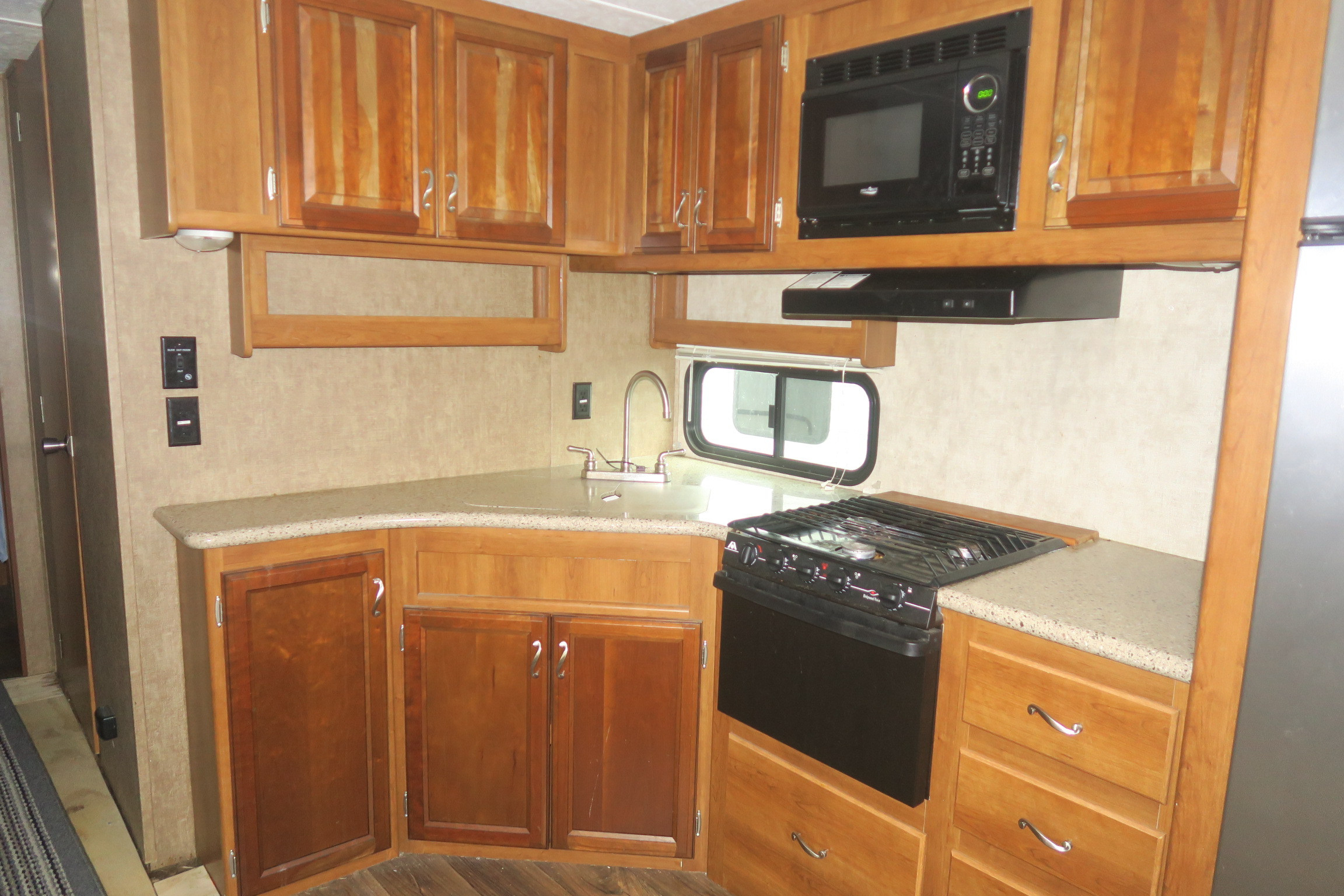 USED 2015 LACROSSE 311FKD Overview Berryland Campers