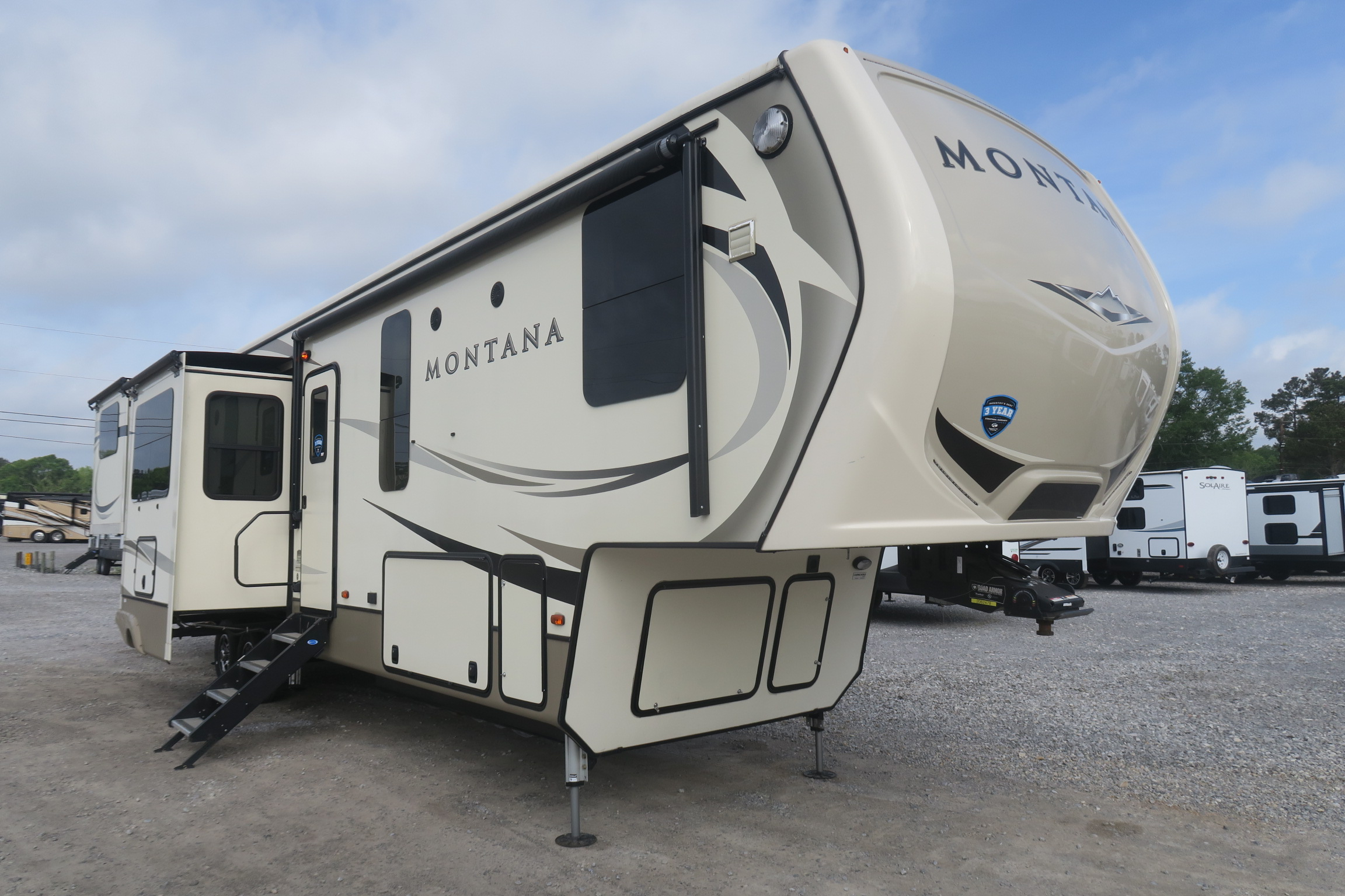 USED 2018 MONTANA 3791RD - Overview | Berryland Campers