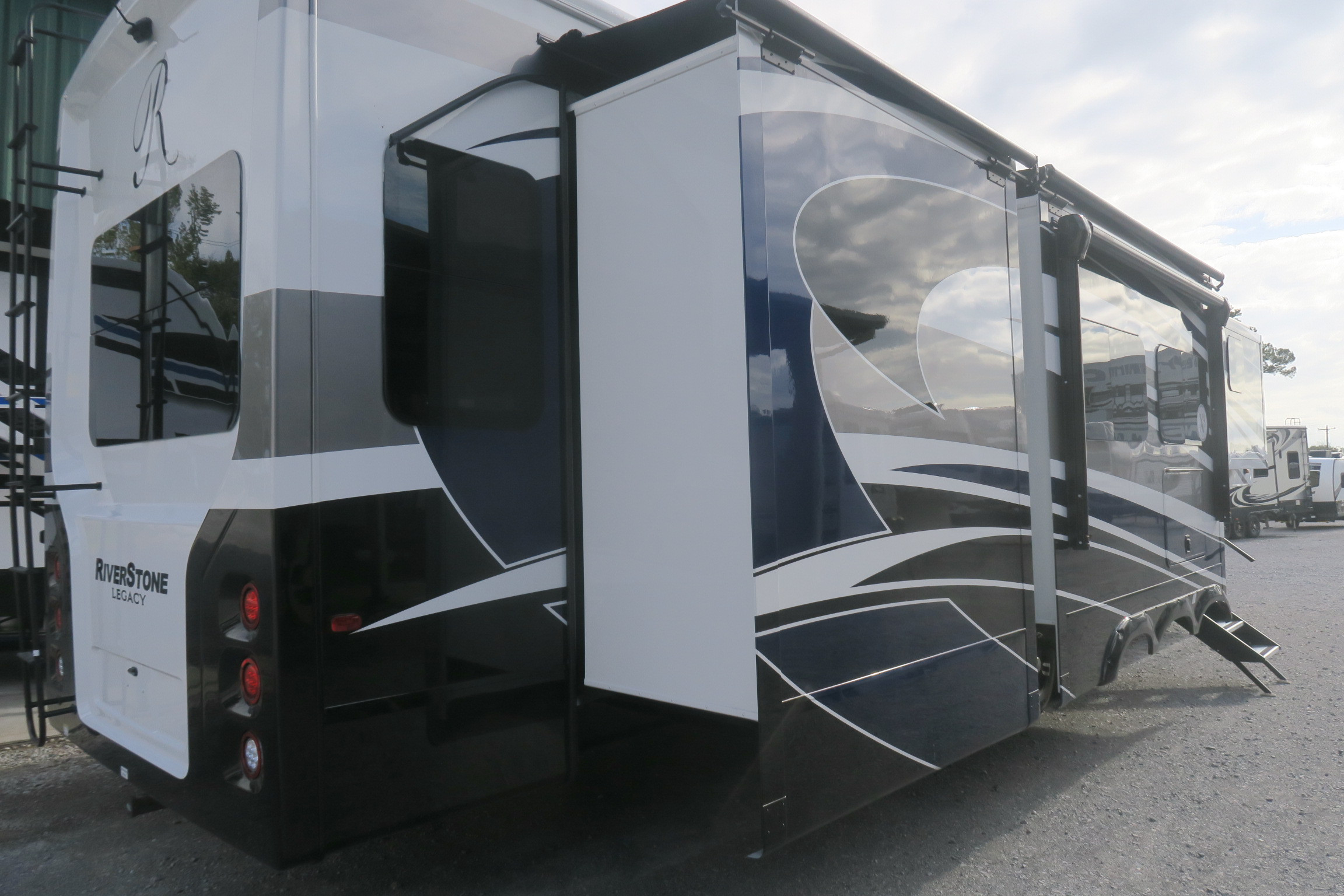 NEW 2024 RIVERSTONE LEGACY 442MC Overview Berryland Campers   IMG 6413 Optimized.JPG