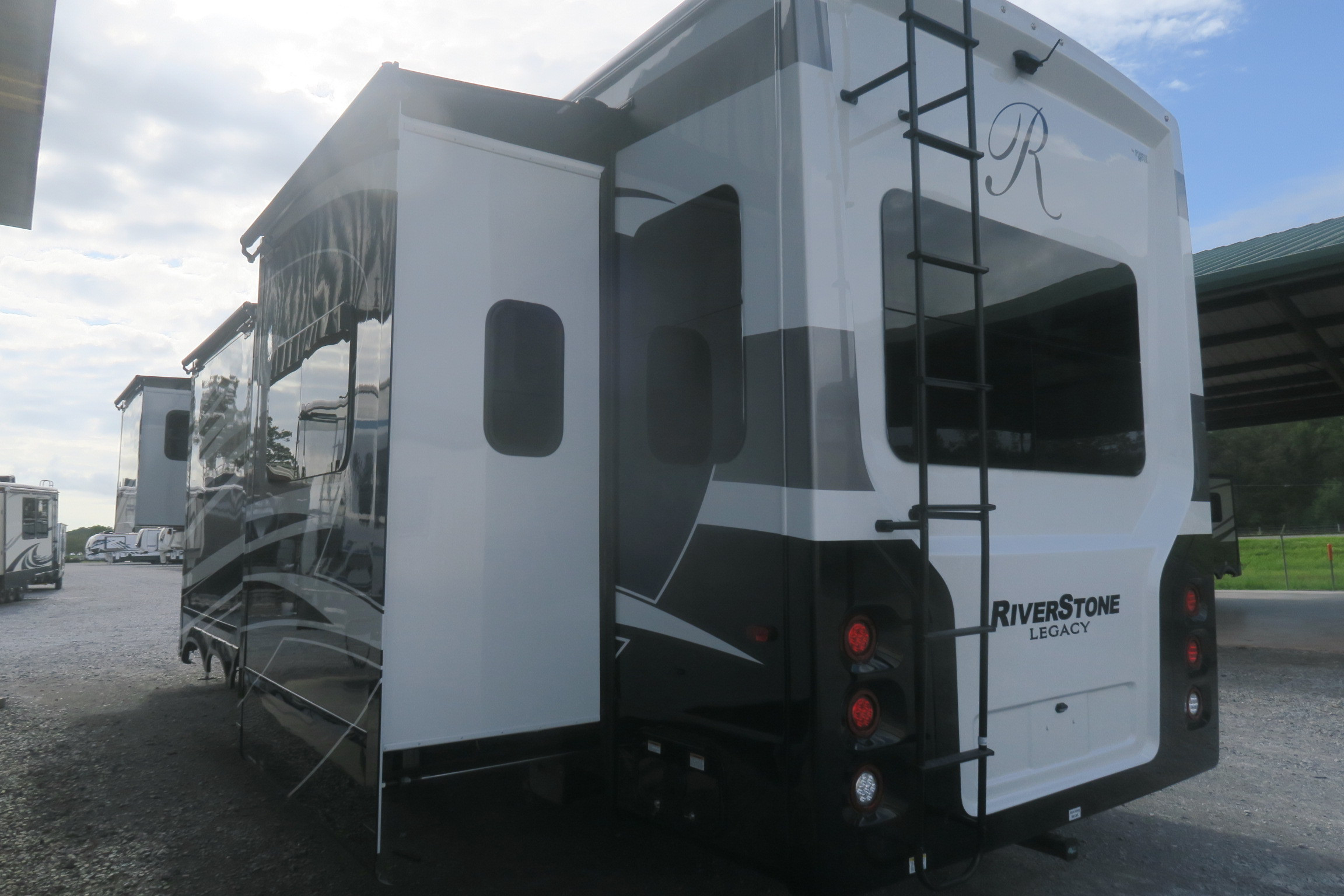 NEW 2024 RIVERSTONE LEGACY 442MC - Overview | Berryland Campers