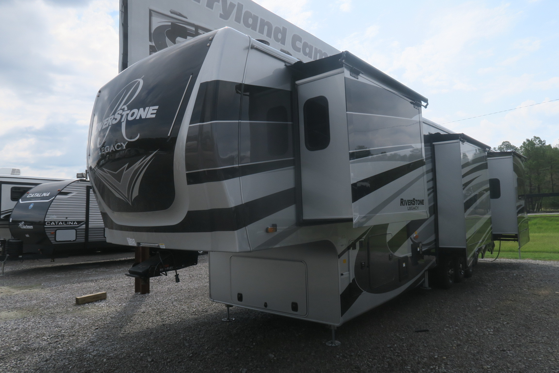 NEW 2024 RIVERSTONE LEGACY 442MC - Overview | Berryland Campers