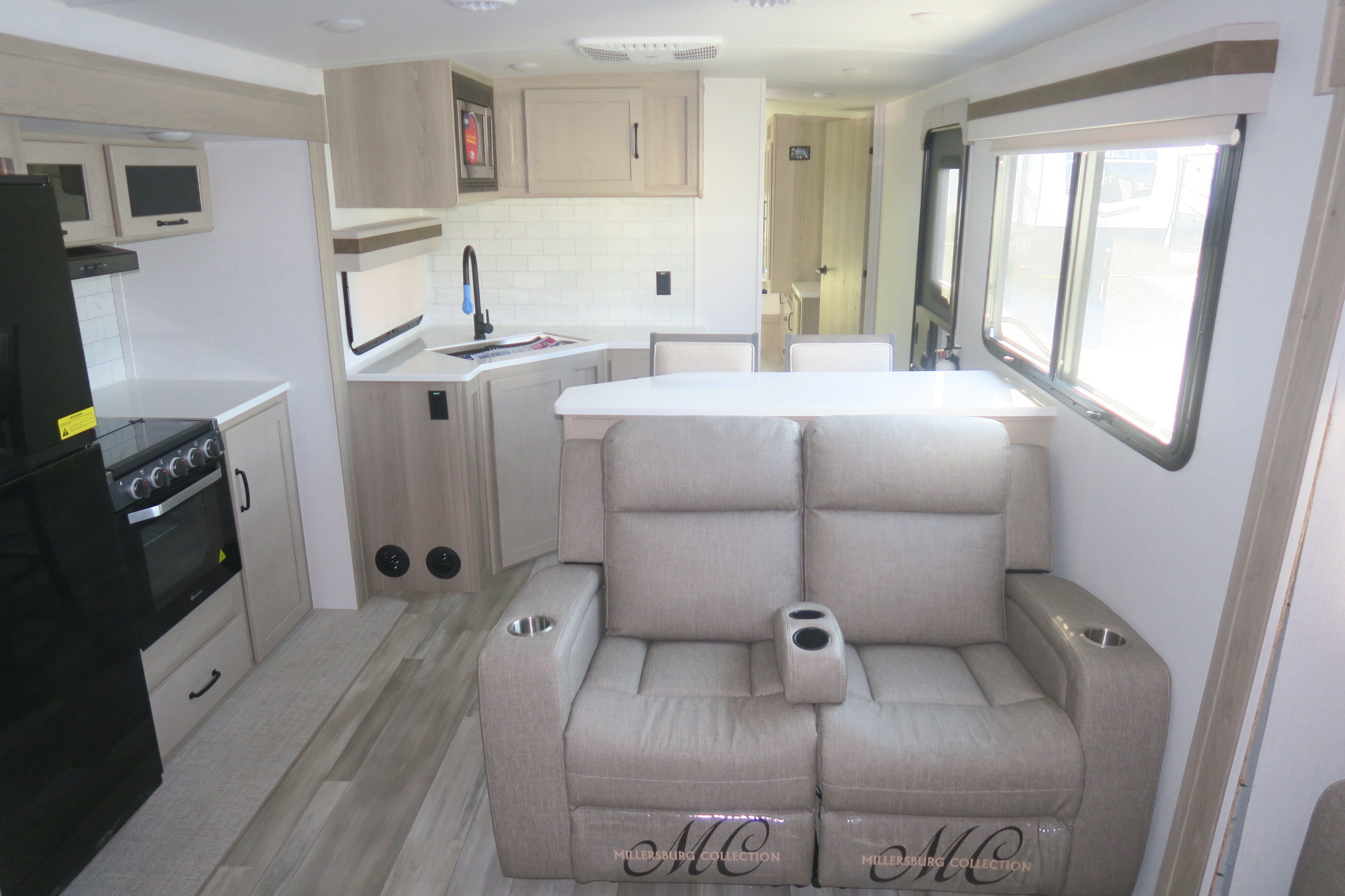 NEW 2024 ROCKWOOD ULTRA LITE 2908RL Overview Berryland Campers   IMG 7910 Optimized.JPG