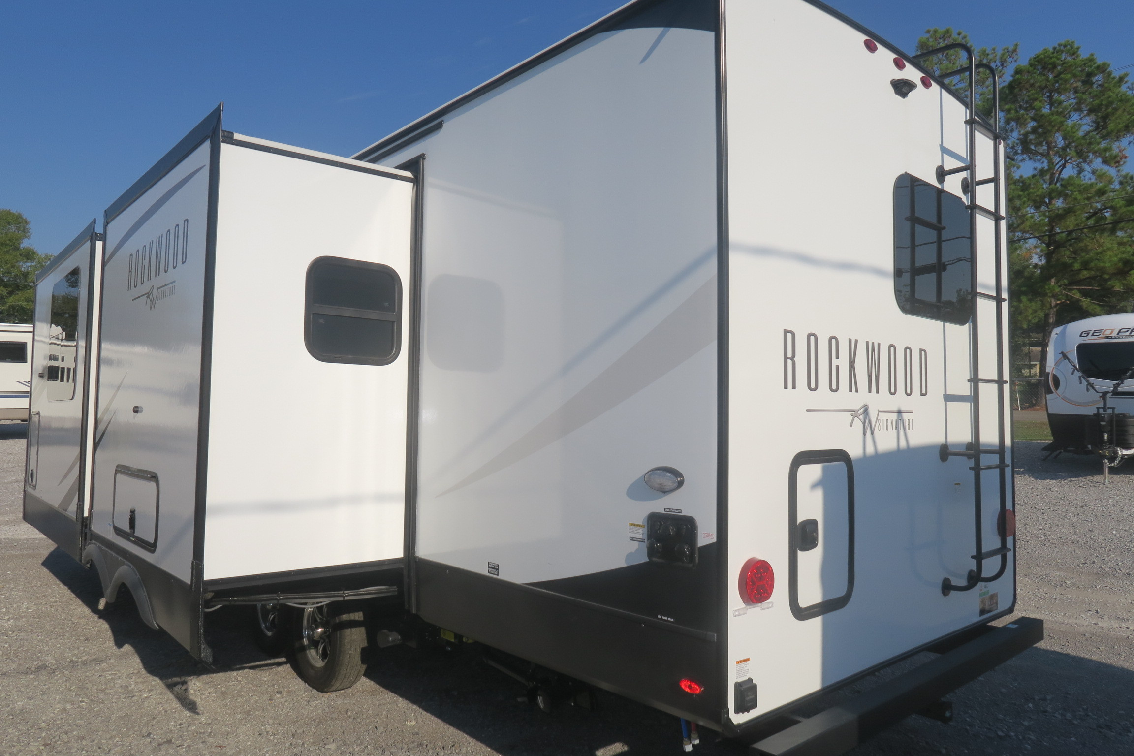 NEW 2024 ROCKWOOD SIGNATURE 8263MBR Overview Berryland Campers