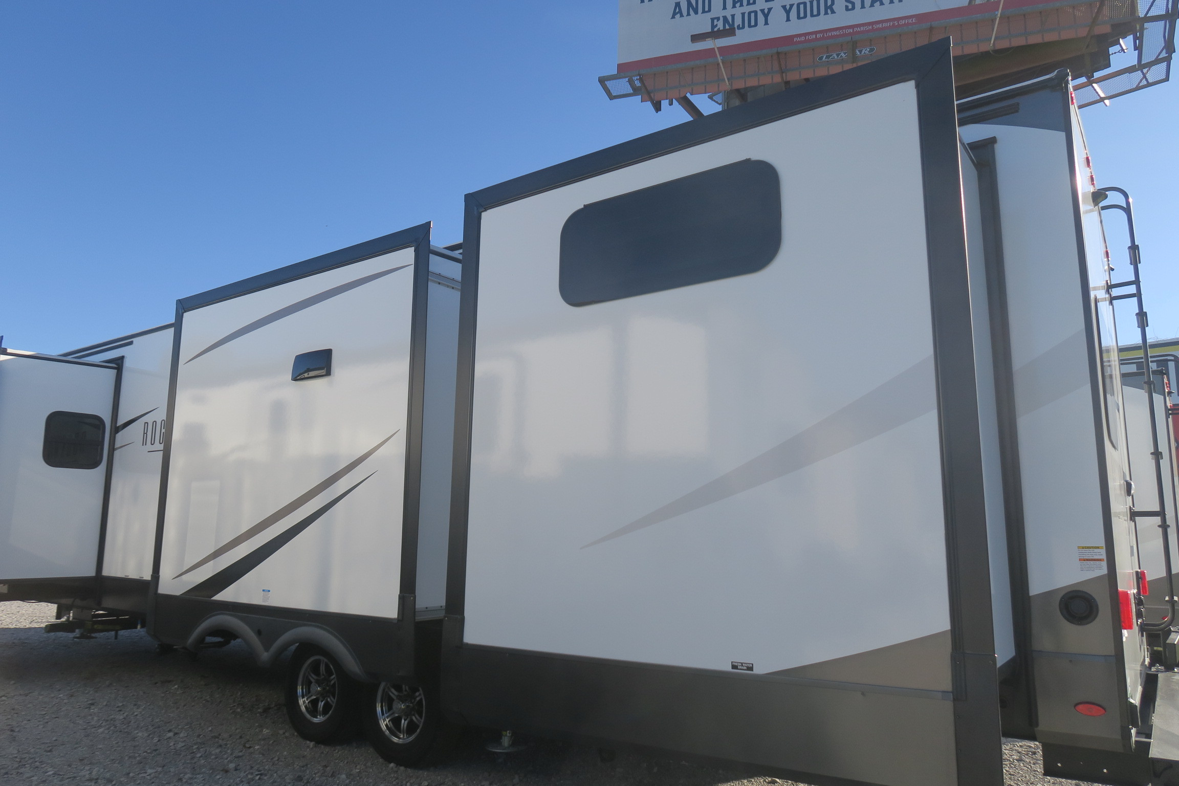 NEW 2024 ROCKWOOD SIGNATURE 8336BH Overview Berryland Campers   IMG 8363 Optimized.JPG