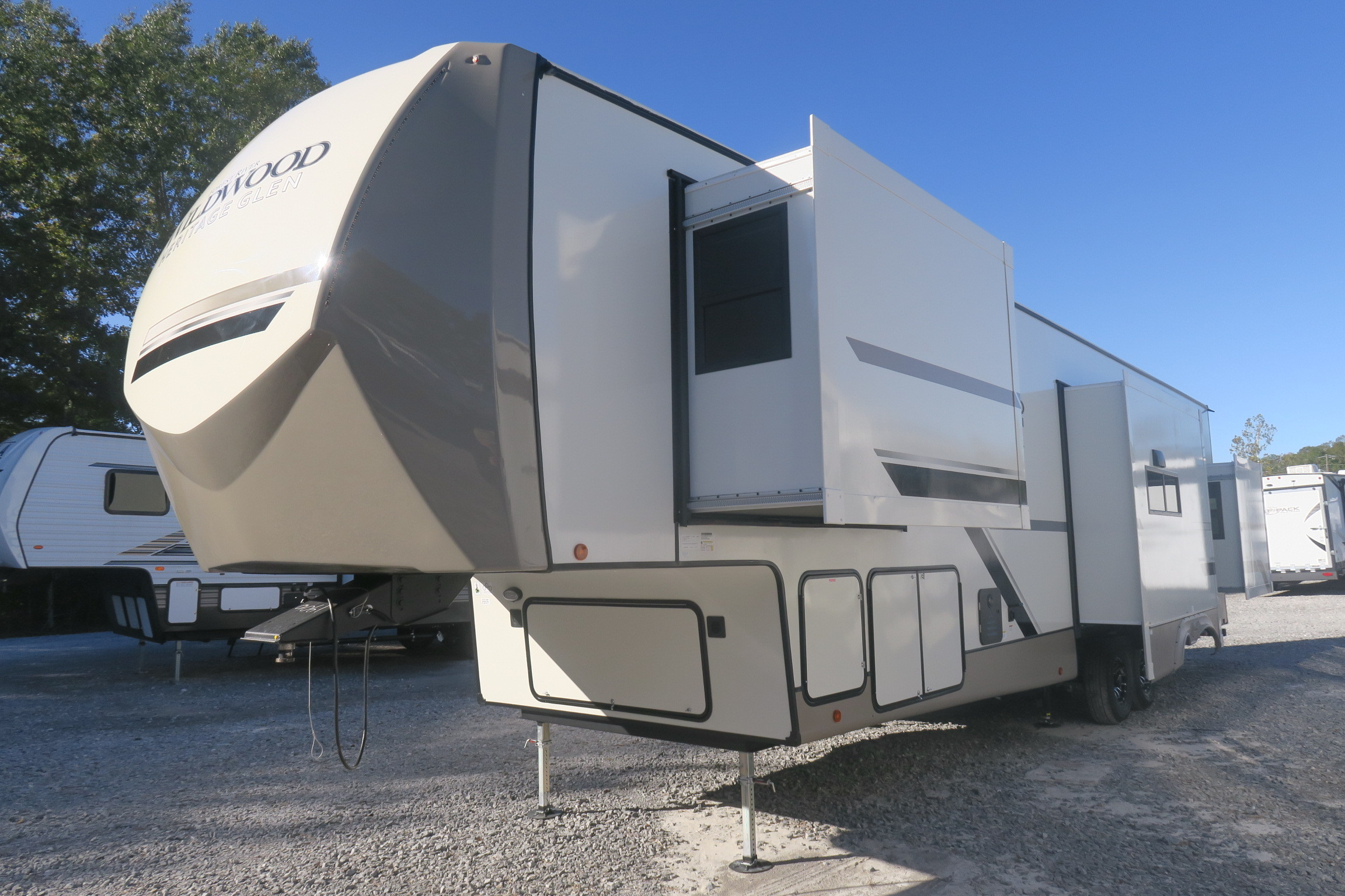 NEW 2024 WILDWOOD HERITAGE GLEN 375FAM - Overview | Berryland Campers