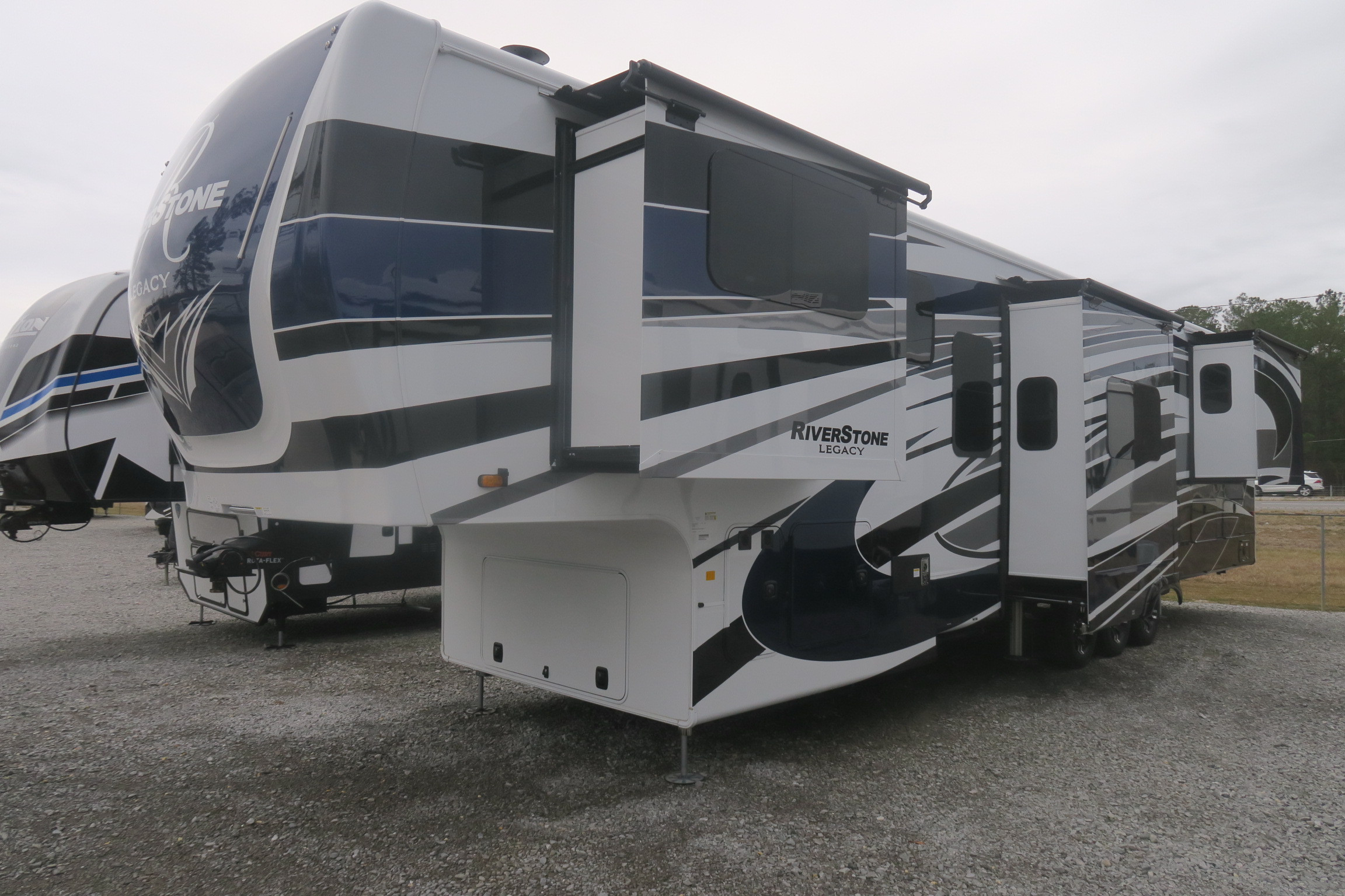 NEW 2024 RIVERSTONE LEGACY 421FK - Overview | Berryland Campers